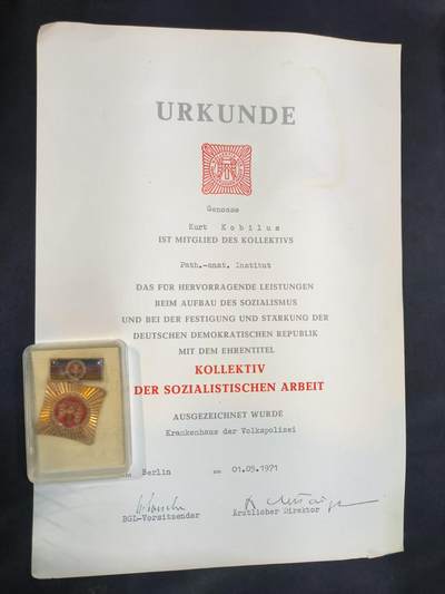 云宸嘉赏-勋臻佳藏四月精品甄选场次（低佣 一元一手） - 民主德国 劳动荣誉奖章带证书  授予柏林人民警察医院病理 - 解剖研究所的库尔特・科比卢斯