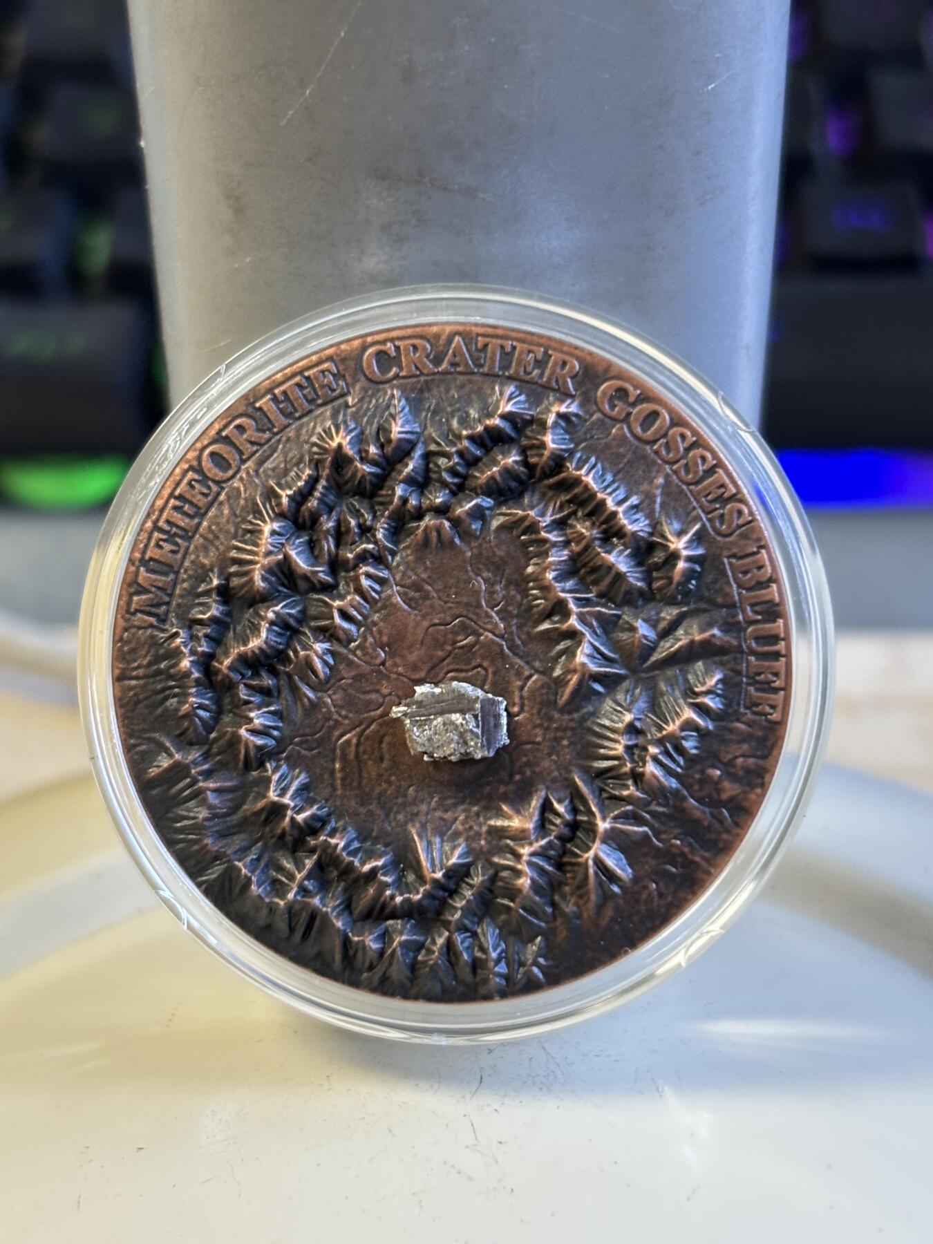 第197期拍卖 纽埃2017年陨石坑系列4镶嵌戈斯峭壁陨石仿古银币，999银，发行666枚