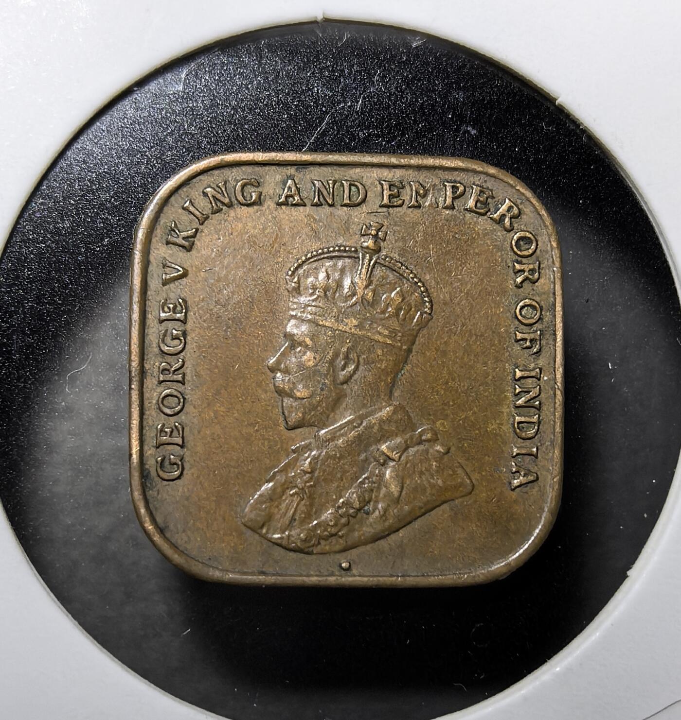 外国优质老铜币纪念币银币专场，周六晚上九点倒数截拍，满百包邮，周日发货,可寄存半年，喜欢朋友微信扫描二维码可直接参拍 英属海峡殖民地乔治五世1919 年壹分方形铜币，正面为乔治五世加冕头像，背面标面值。作为英属东南亚殖民货币核心实物，见证英国殖民统治与近代东南亚经济交流，是殖民货币体系的重要实物遗存。