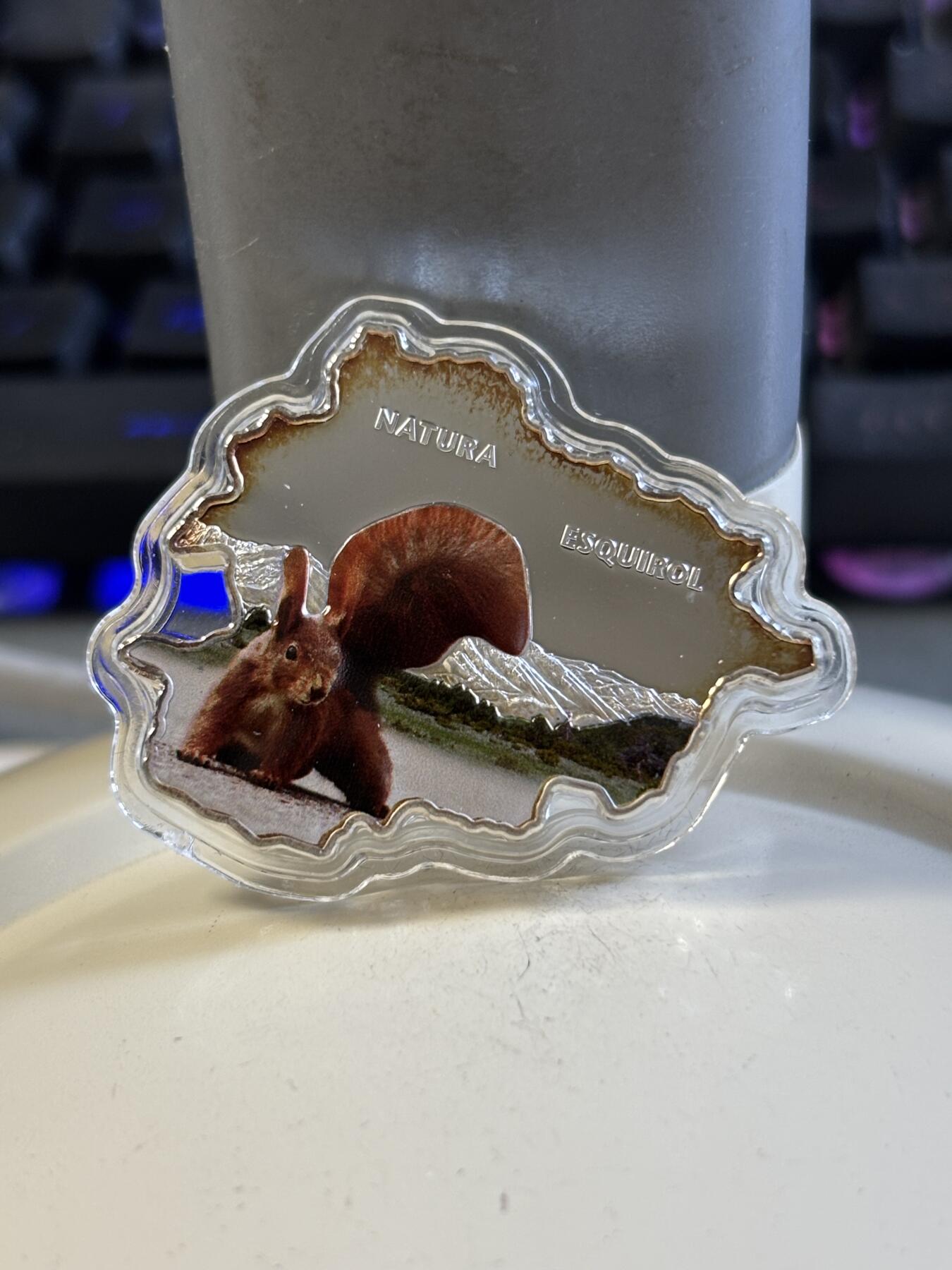 第197期拍卖 安道尔2013年自然宝藏系列红尾松鼠地图彩银币，1盎司999银，发行量3000枚，盒子脱皮，银价584