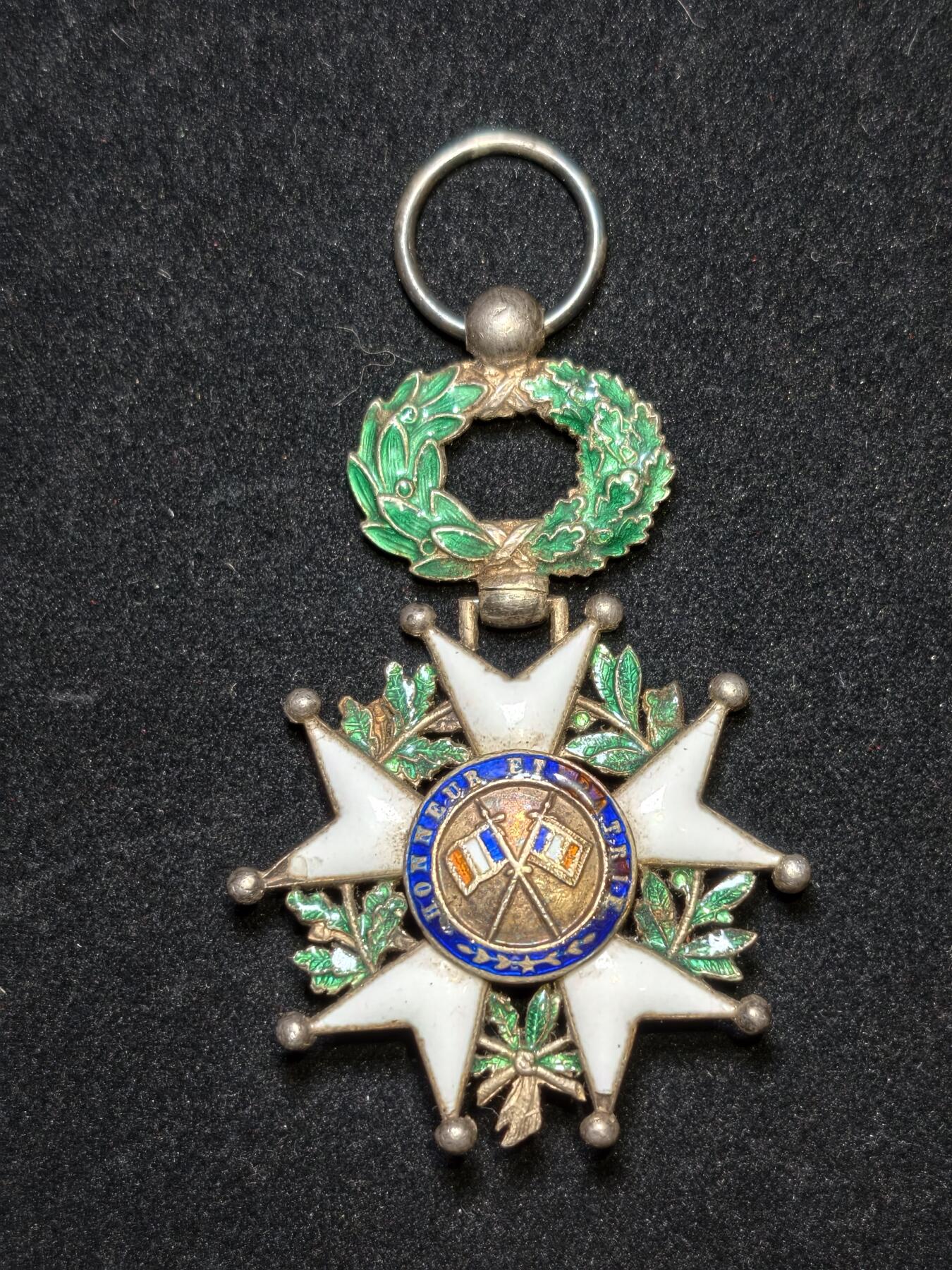 凯旋世界勋赏（第23期）（欢迎送拍）（对拍品有疑问请询问客服，不接受到手刀，出价默认拍品品相。请认真阅读拍卖规则！出价默认已认可！）（收到货请录制开箱视频，无视频概不处理问题。） 法国三共荣誉军团勋章23.9g银制