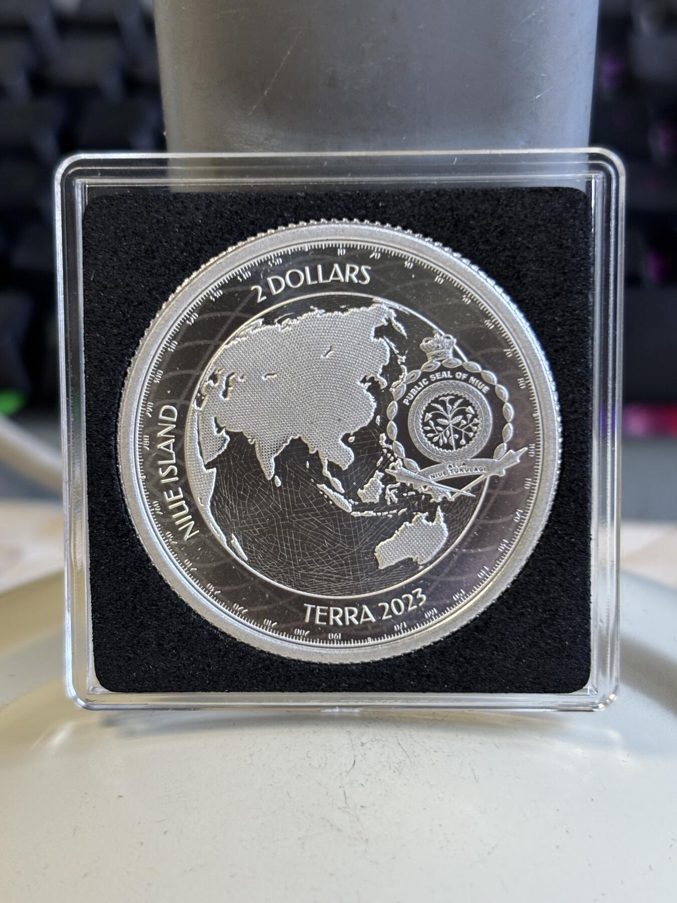 第197期拍卖 纽埃2023年全球变暖燃烧地球系列3彩色1盎司纪念银币，999银，发行100枚银价584