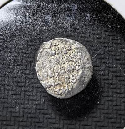 外国优质老铜币纪念币银币专场，周六晚上九点倒数截拍，满百包邮，周日发货,可寄存半年，喜欢朋友微信扫描二维码可直接参拍 - 俄罗斯16 世纪伊凡雷帝银戈比（копейка）打制币，又称 “丝钱”，以银线锤打制成，是沙俄首次统一货币改革的产物，见证莫斯科大公国向沙皇俄国过渡的历史。