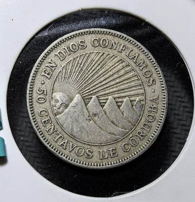 外国优质老铜币纪念币银币专场，周六晚上九点倒数截拍，满百包邮，周日发货,可寄存半年，喜欢朋友微信扫描二维码可直接参拍 - 尼加拉瓜共和国1939 年50 分。正面为尼加拉瓜前总统费尔南多・斯金德・赫拉多像，背面铸有国名、面值与 “我们信仰上帝” 铭文，是尼加拉瓜独立后流通币，见证中美洲国家历史。