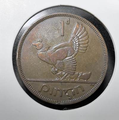外国优质老铜币纪念币银币专场，周六晚上九点倒数截拍，满百包邮，周日发货,可寄存半年，喜欢朋友微信扫描二维码可直接参拍 - 爱尔兰自由邦1950 年 1 便士铜币，以母鸡护雏为设计，背面为爱尔兰竖琴国徽，是爱尔兰独立后首套流通辅币，见证爱尔兰脱离英国、确立国家主权的历史。