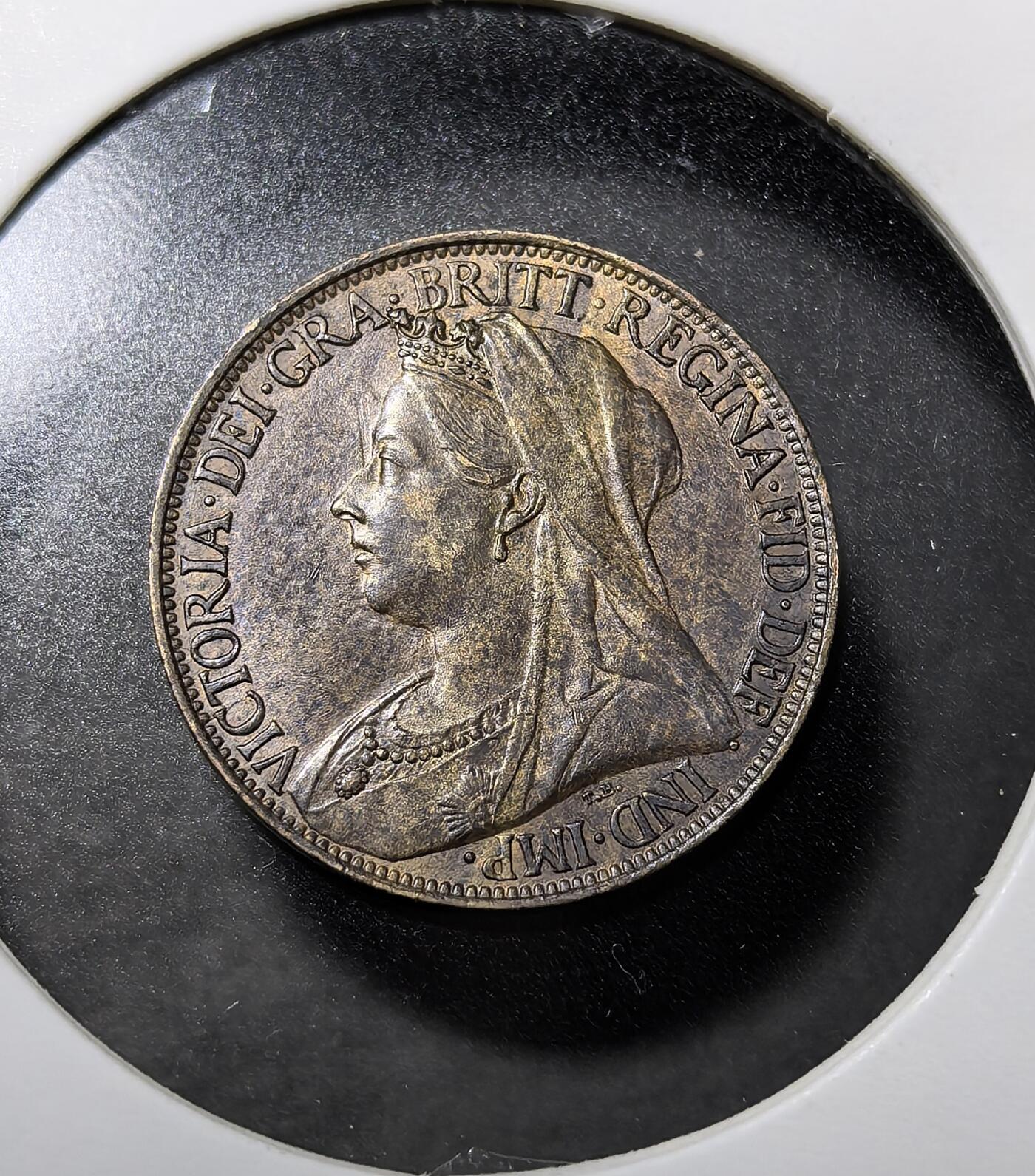 外国优质老铜币纪念币银币专场，周六晚上九点倒数截拍，满百包邮，周日发货,可寄存半年，喜欢朋友微信扫描二维码可直接参拍 带点光英国维多利亚1897年法新铜币，发行于女王登基 60 周年钻禧年，正面为经典 “披纱版” 女王像，背面是不列颠女神坐像，是维多利亚时代晚期核心流通辅币，承载英国日不落帝国巅峰、殖民货币体系历史。