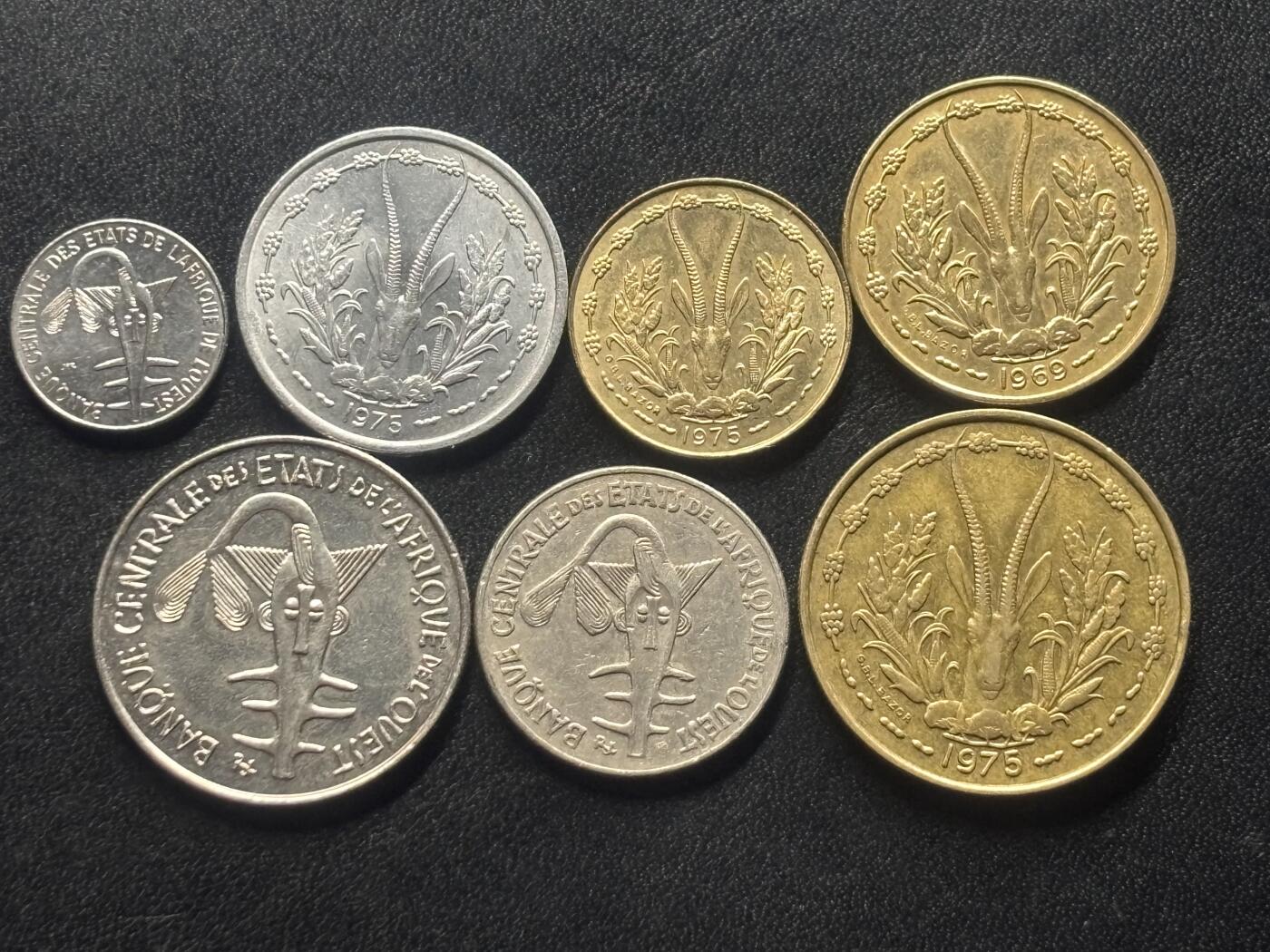 邮泉阁外国硬币限时拍卖第四十五场 （邮票在国外，请付邮费6元） 西非8枚