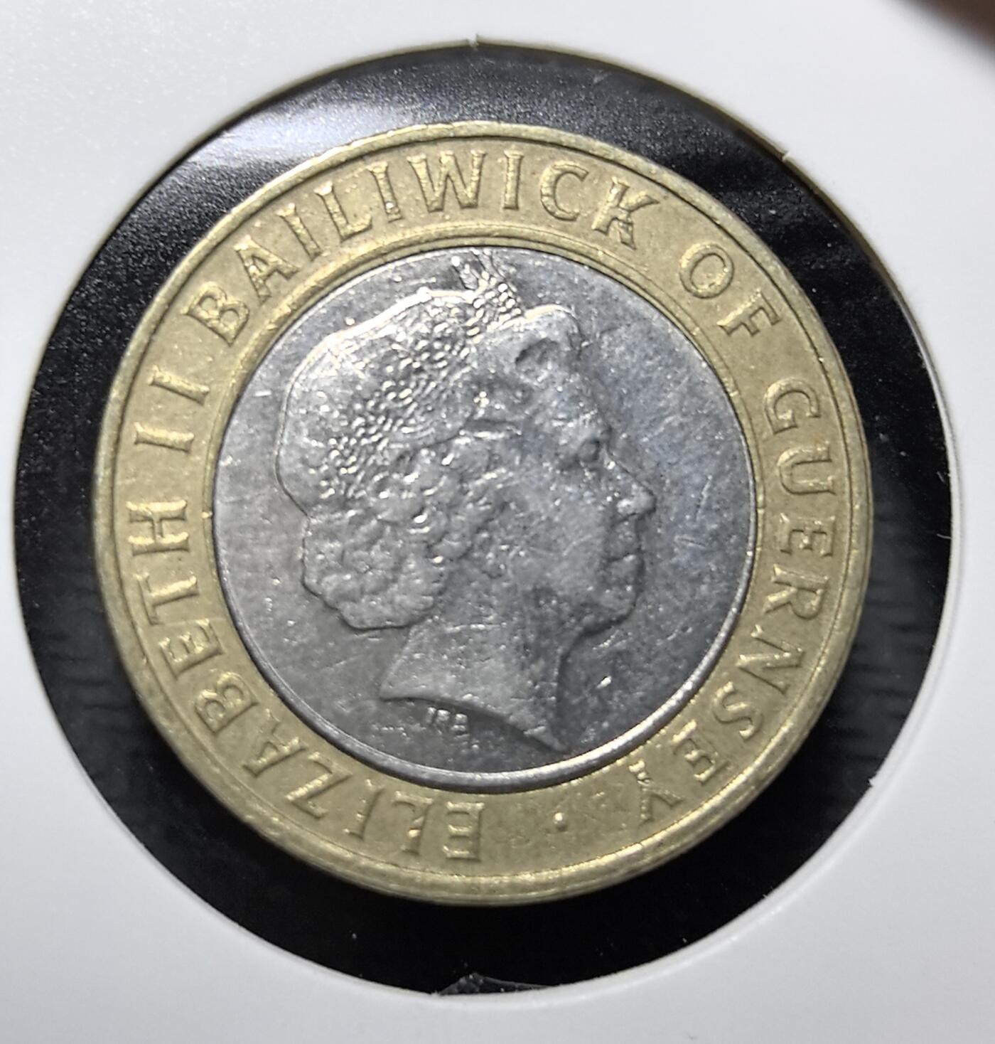 外国优质老铜币纪念币银币专场，周六晚上九点倒数截拍，满百包邮，周日发货,可寄存半年，喜欢朋友微信扫描二维码可直接参拍 根西岛1998年2英镑双色流通币，正面为伊丽莎白二世像，背面是技术感十字纹章，见证根西作为英皇家属地的独立货币发行权与英镑体系下的地方货币历史。