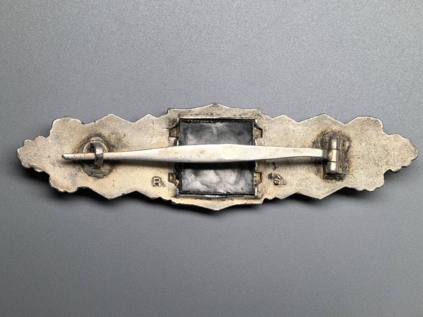 小驴勋章奖章收藏4月11日周六晚六点拍卖（珍爱和平，收藏战争，铭记历史，勿忘国耻，忠党爱国。有偿代拍，送拍规则在简介最后，参拍须阅读规则后再参拍，关系到运费包装发货时效真假辨别等关键信息，拍卖时不再发原图，看大图店主微信码在拍卖店铺介绍里） 得三银级近距离作战勋饰，背打R.S.厂标