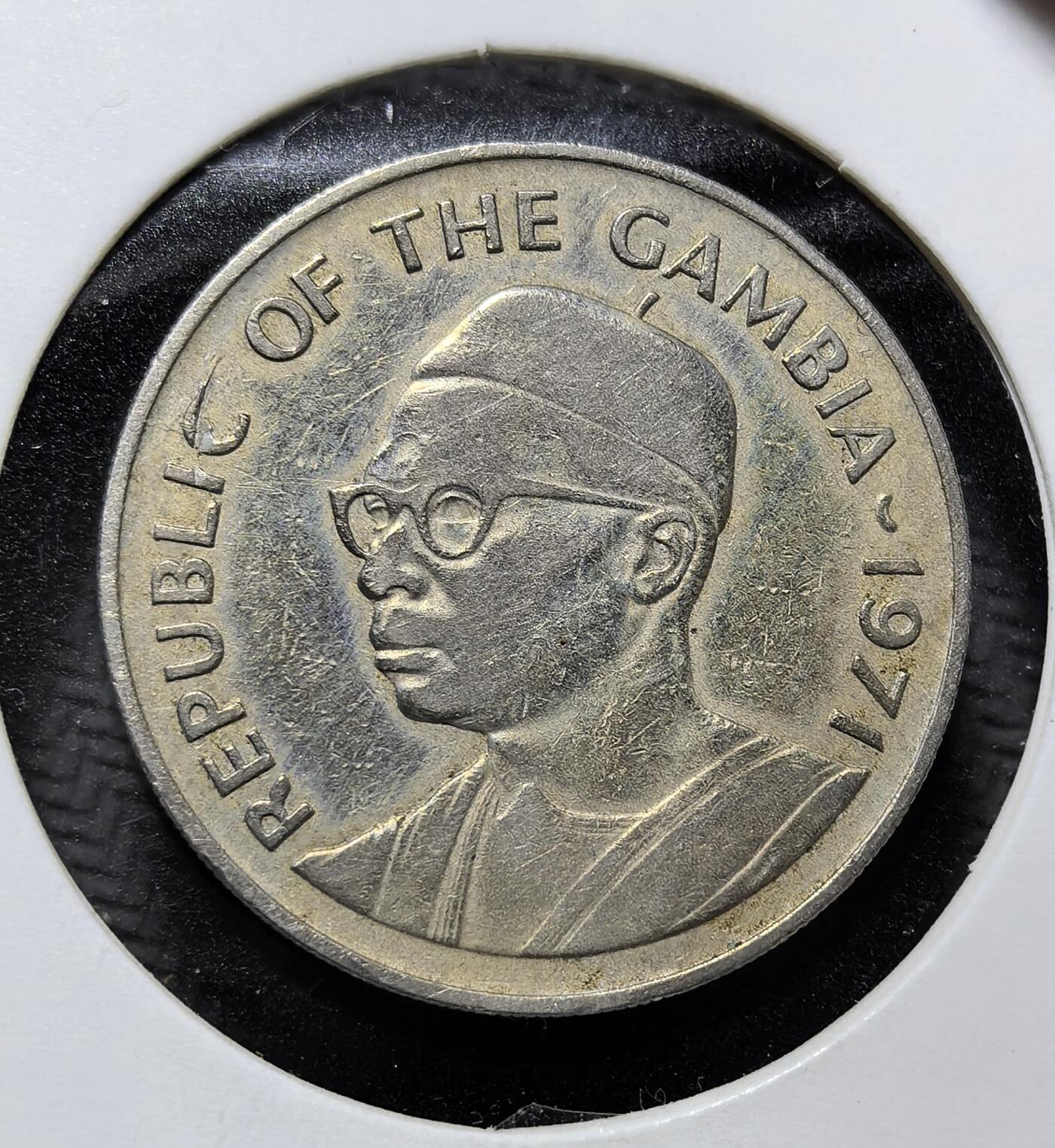 外国优质老铜币纪念币银币专场，周六晚上九点倒数截拍，满百包邮，周日发货,可寄存半年，喜欢朋友微信扫描二维码可直接参拍 冈比亚长角牛50 布图，见证了冈比亚独立初期的货币体系建设，是西非英联邦国家货币文化的典型代表。作为流通币，它既保留了非洲野生动物（长角牛）的本土元素，又融入了现代硬币铸造工艺，是研究西非独立后货币体系的重要实物藏品。