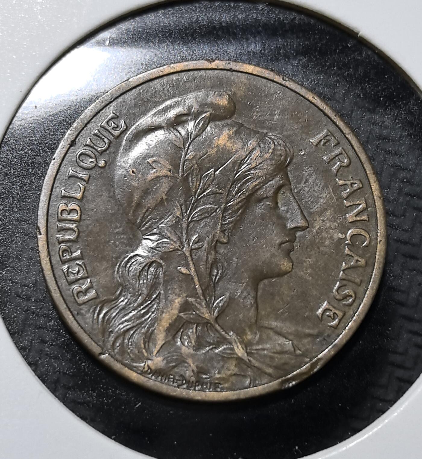 外国优质老铜币纪念币银币专场，周六晚上九点倒数截拍，满百包邮，周日发货,可寄存半年，喜欢朋友微信扫描二维码可直接参拍 法国1913年5 生丁铜币，正面为玛丽安娜女神像（法国国家象征），环绕法语国训 “LIBERTE EGALITE FRATERNITE”（自由、平等、博爱）。