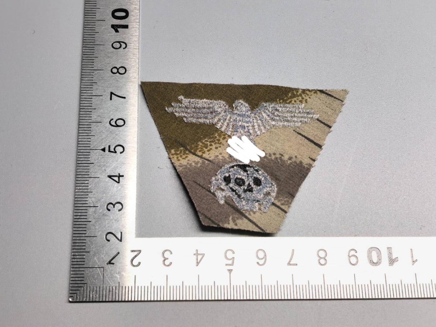 小驴勋章奖章收藏4月11日周六晚六点拍卖（珍爱和平，收藏战争，铭记历史，勿忘国耻，忠党爱国。有偿代拍，送拍规则在简介最后，参拍须阅读规则后再参拍，关系到运费包装发货时效真假辨别等关键信息，拍卖时不再发原图，看大图店主微信码在拍卖店铺介绍里） 现代工艺品 SS布帽徽 非原品