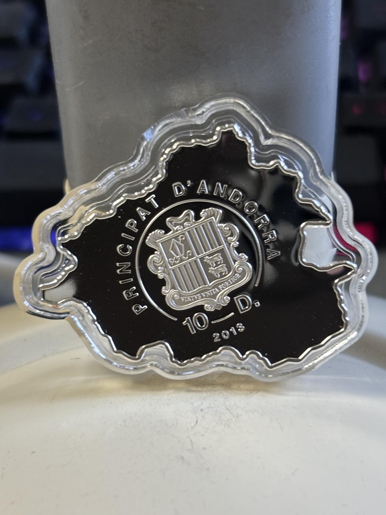 第197期拍卖 安道尔2013年自然宝藏系列狼地图形彩色纪念银币,1盎司999银，发行量3000枚，盒子脱皮银价584