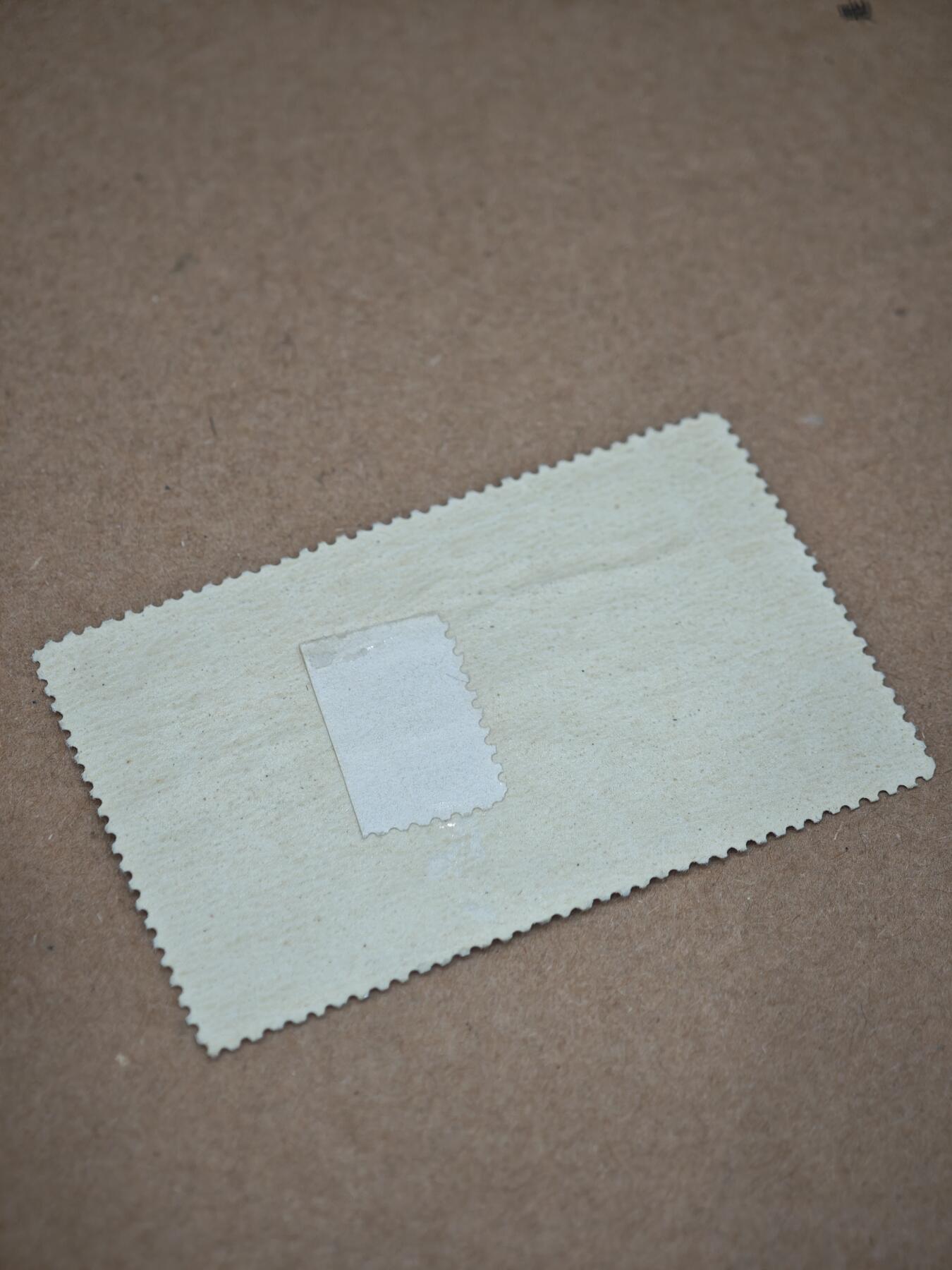 橙子收藏第八期(社会主义国家邮票专场) 一枚罕见的1961年苏联1卢布铝箔邮票，带有纪念苏联共产党第22次代表大会的红色加印文字。票面的红色“XXII съезд КПСС”（苏共第22次代表大会）是关键区分点——这是在普通铝箔邮票基础上加盖的特殊纪念版本，属于“变体票”，比无加印的普通版更稀有。