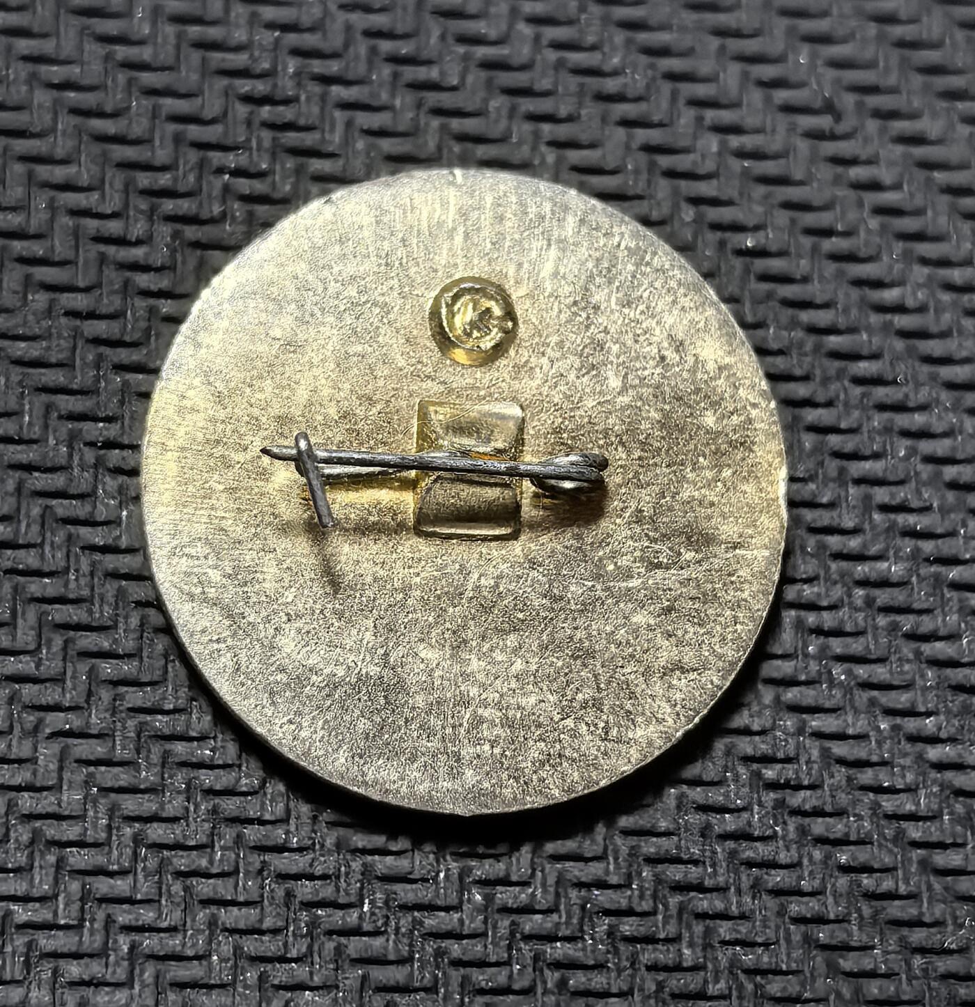 外国优质老铜币纪念币银币专场，周六晚上九点倒数截拍，满百包邮，周日发货,可寄存半年，喜欢朋友微信扫描二维码可直接参拍 苏联时期爱书者协会纪念章，以书本与火炬为设计，是苏联推广全民阅读、文化普及运动的实物见证。