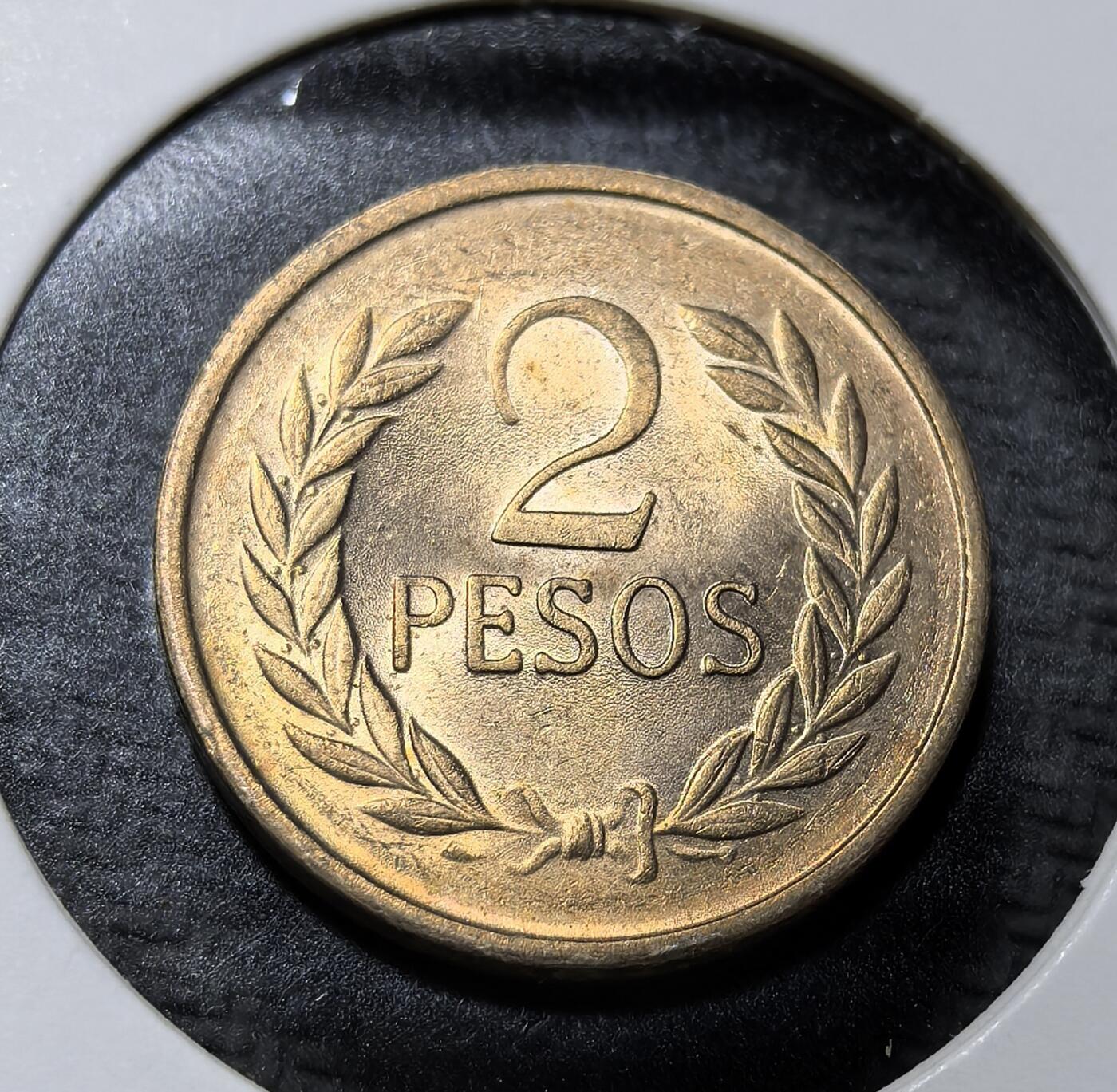 外国优质老铜币纪念币银币专场，周六晚上九点倒数截拍，满百包邮，周日发货,可寄存半年，喜欢朋友微信扫描二维码可直接参拍 哥伦比亚1977 年2 比索铜币，正面为南美解放者玻利瓦尔像，背面以月桂环环绕面值，是哥伦比亚现代流通币，承载拉美独立精神与本土货币文化。