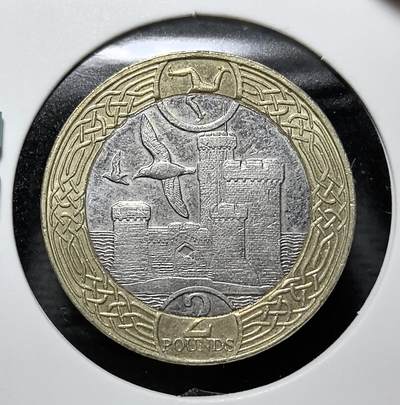 外国优质老铜币纪念币银币专场，周六晚上九点倒数截拍，满百包邮，周日发货,可寄存半年，喜欢朋友微信扫描二维码可直接参拍 - 马恩岛2020年2英镑双色流通币。正面为伊丽莎白二世像，背面是马恩岛标志性的皮尔城堡与三曲腿徽，见证马恩岛作为英皇家属地的货币主权与海岛历史文化。