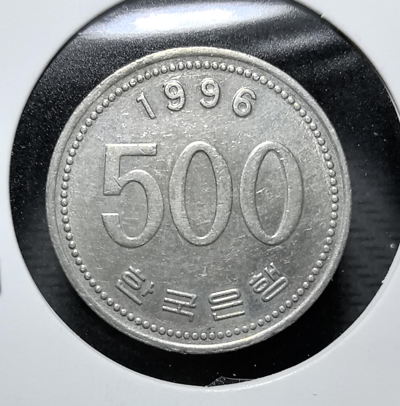 外国优质老铜币纪念币银币专场，周六晚上九点倒数截拍，满百包邮，周日发货,可寄存半年，喜欢朋友微信扫描二维码可直接参拍 趣味币韩国银行500 韩元，背面为光面旋纹，正常流通版背面为韩国国宝级建筑光化门，该币是韩国现代钱币收藏的趣味遗存。