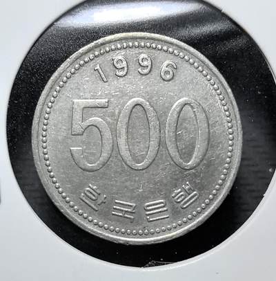 外国优质老铜币纪念币银币专场，周六晚上九点倒数截拍，满百包邮，周日发货,可寄存半年，喜欢朋友微信扫描二维码可直接参拍 - 趣味币韩国银行500 韩元，背面为光面旋纹，正常流通版背面为韩国国宝级建筑光化门，该币是韩国现代钱币收藏的趣味遗存。