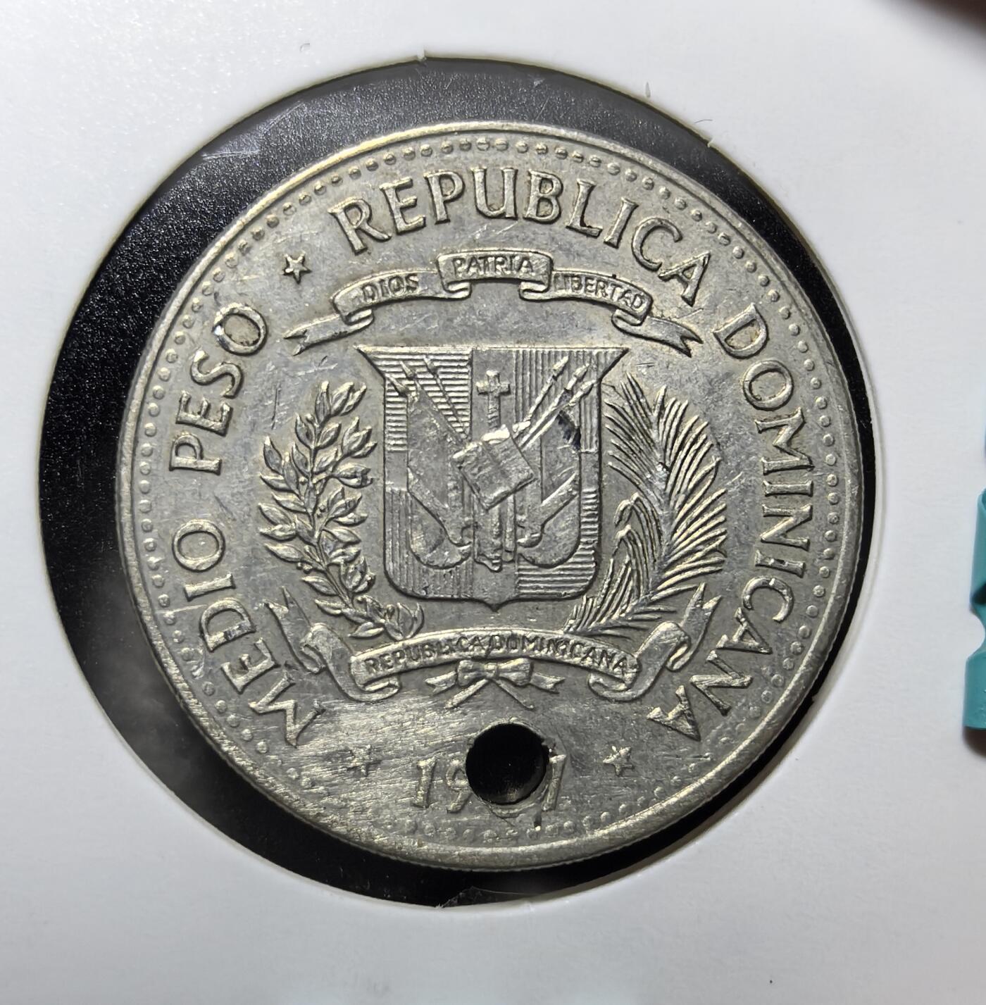 外国优质老铜币纪念币银币专场，周六晚上九点倒数截拍，满百包邮，周日发货,可寄存半年，喜欢朋友微信扫描二维码可直接参拍 多米尼加共和国1987年半比索纪念币直径30.8mm，正面为博诺、埃斯派亚、罗哈斯三位人权先驱像，铸有 “人权摇篮” 铭文，背面是多米尼加国徽，见证该国人权运动与近代历史。