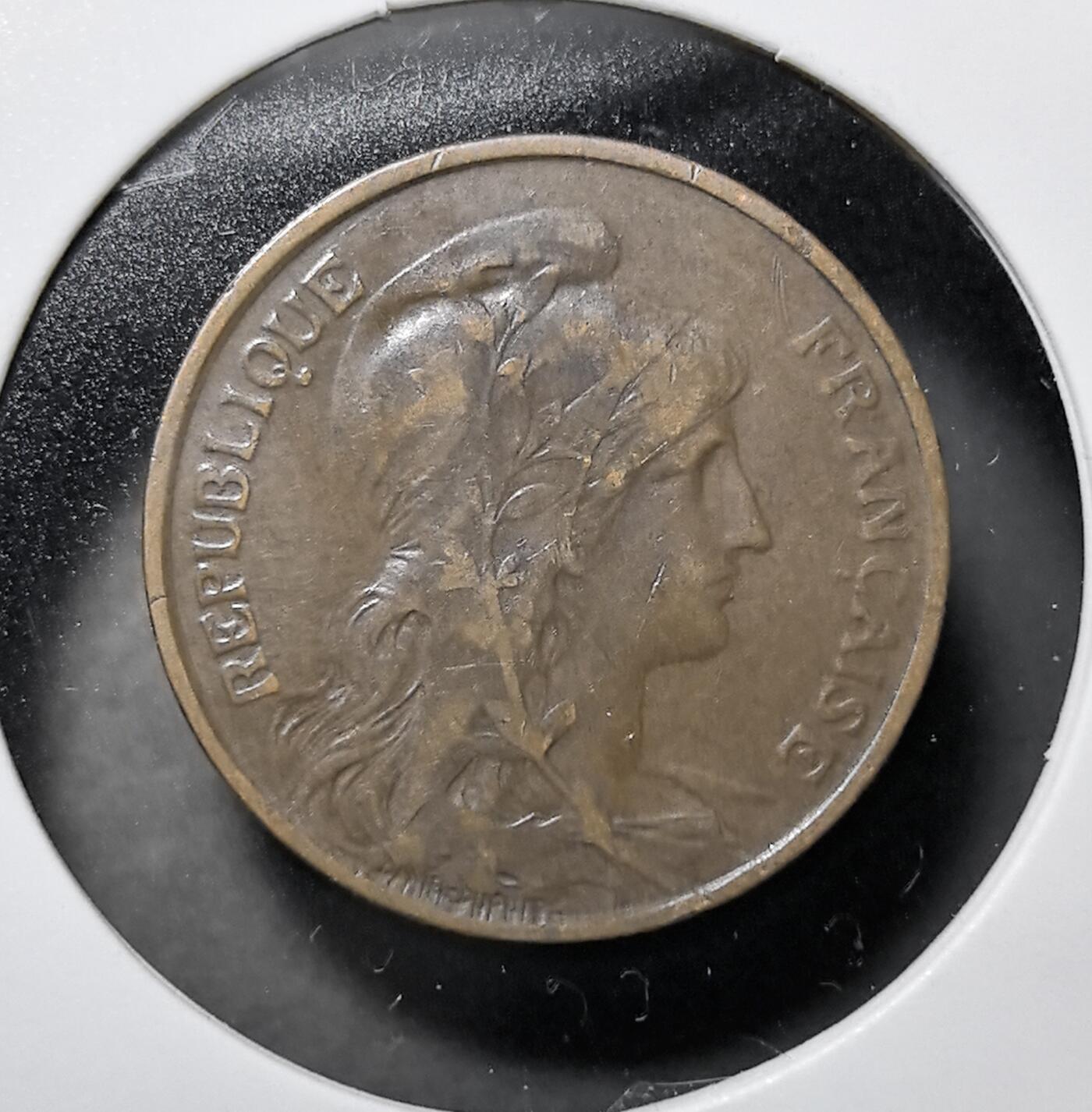 外国优质老铜币纪念币银币专场，周六晚上九点倒数截拍，满百包邮，周日发货,可寄存半年，喜欢朋友微信扫描二维码可直接参拍 法国1912年5 生丁铜币，是第三共和国时期的经典流通辅币。正面的玛丽安娜是法国共和精神的象征，背面法国大革命的核心格言。该币发行于一战前夕，见证了法国战前经济繁荣与共和制度的稳固，1921 年因货币改革逐步退出流通，是法国近代钱币收藏的热门品种。