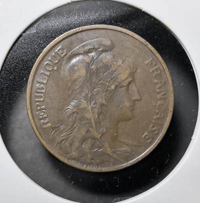 外国优质老铜币纪念币银币专场，周六晚上九点倒数截拍，满百包邮，周日发货,可寄存半年，喜欢朋友微信扫描二维码可直接参拍 - 法国1912年5 生丁铜币，是第三共和国时期的经典流通辅币。正面的玛丽安娜是法国共和精神的象征，背面法国大革命的核心格言。该币发行于一战前夕，见证了法国战前经济繁荣与共和制度的稳固，1921 年因货币改革逐步退出流通，是法国近代钱币收藏的热门品种。