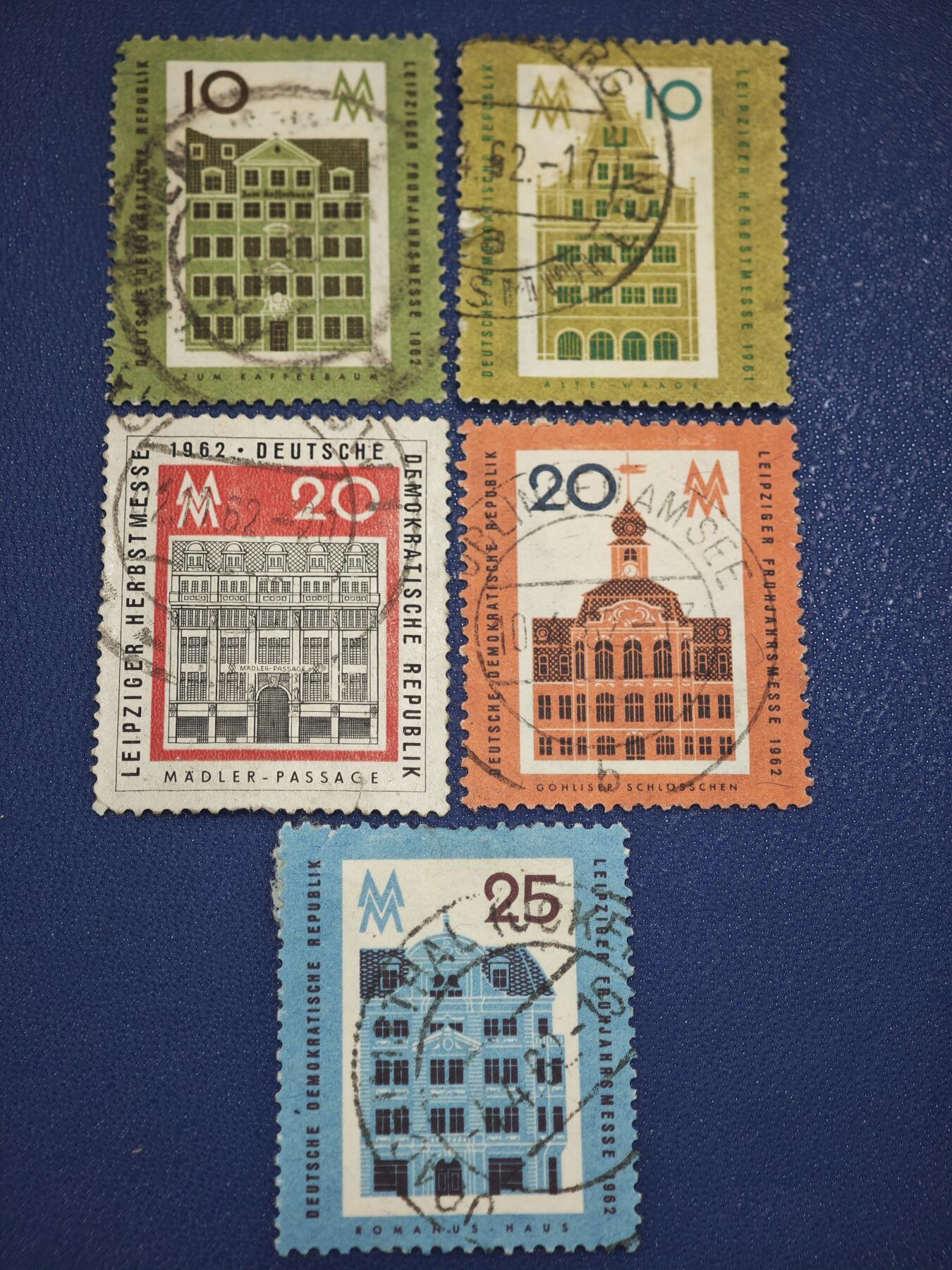 橙子收藏第八期(社会主义国家邮票专场) 东德莱比锡博览会纪念邮票 5枚邮票是德意志民主共和国（东德）在1961-1962年间，为纪念莱比锡博览会（Leipziger Messe）发行的系列邮票，主题聚焦莱比锡的历史建筑，是东德对外经贸与文化宣传的典型邮品。