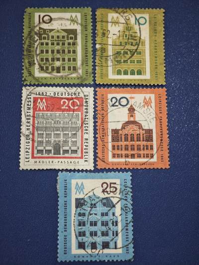 橙子收藏第八期(社会主义国家邮票专场) - 东德莱比锡博览会纪念邮票 5枚邮票是德意志民主共和国（东德）在1961-1962年间，为纪念莱比锡博览会（Leipziger Messe）发行的系列邮票，主题聚焦莱比锡的历史建筑，是东德对外经贸与文化宣传的典型邮品。