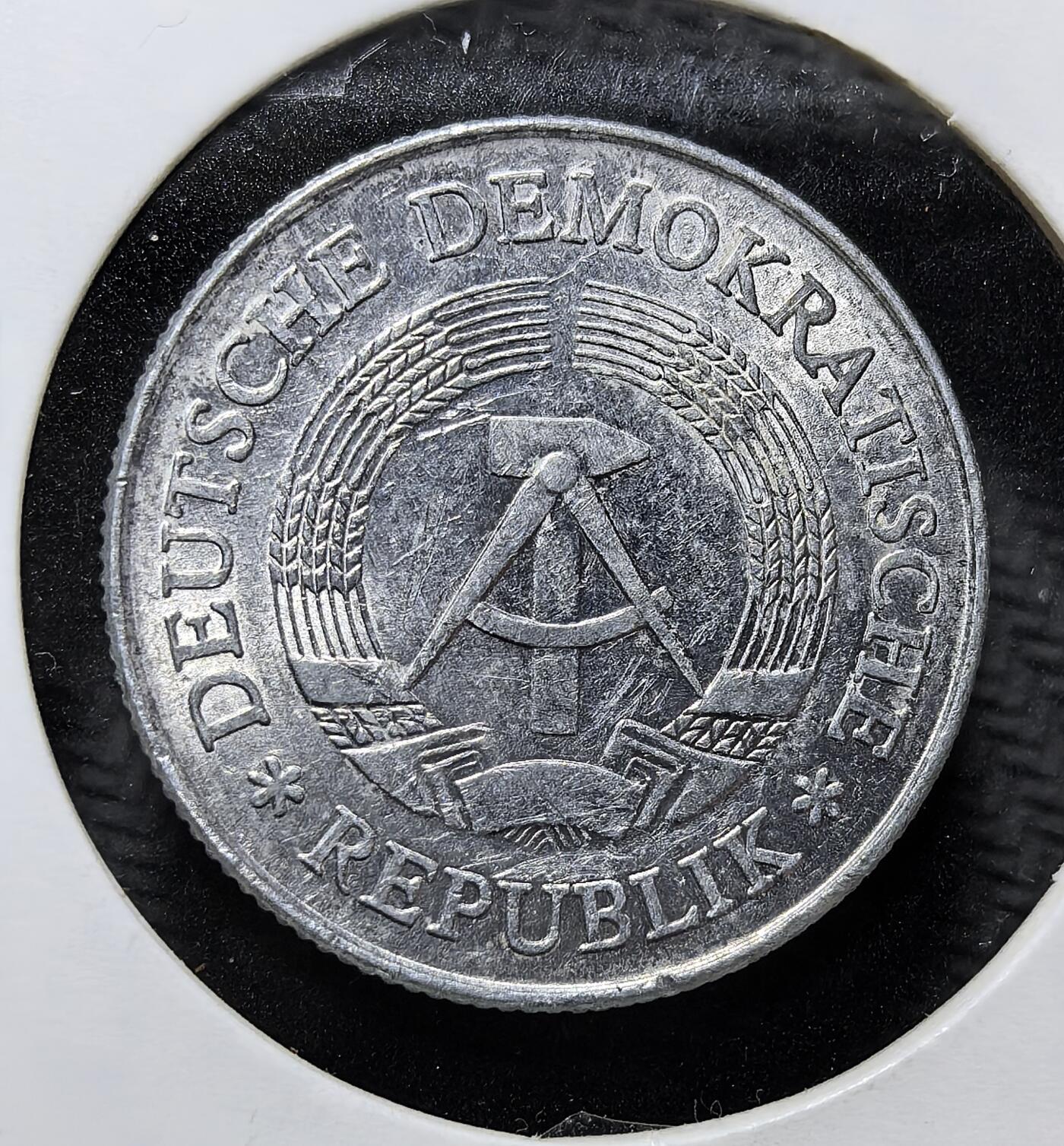 外国优质老铜币纪念币银币专场，周六晚上九点倒数截拍，满百包邮，周日发货,可寄存半年，喜欢朋友微信扫描二维码可直接参拍