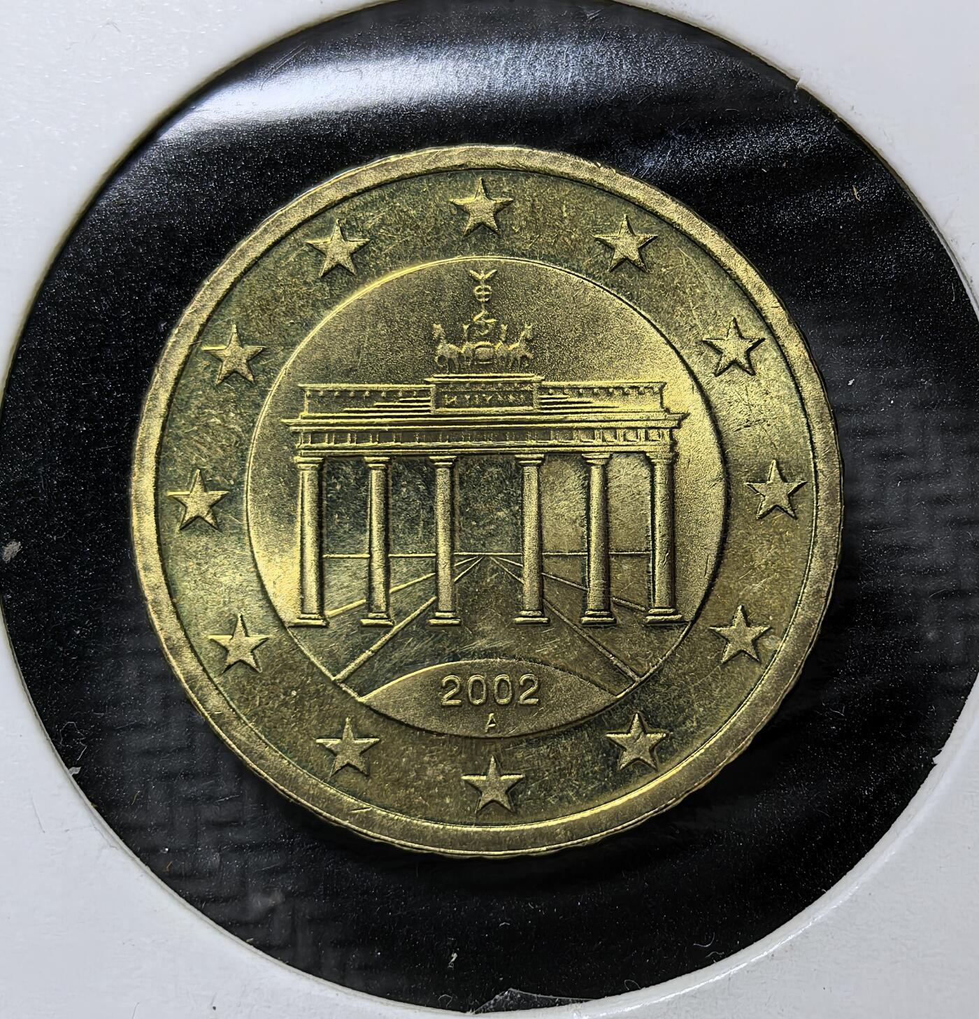 外国优质老铜币纪念币银币专场，周六晚上九点倒数截拍，满百包邮，周日发货,可寄存半年，喜欢朋友微信扫描二维码可直接参拍 原光德国勃兰登堡门50欧分，象征着欧洲统一与和平，硬币上的星星环绕设计也强化了欧盟共同体概念。