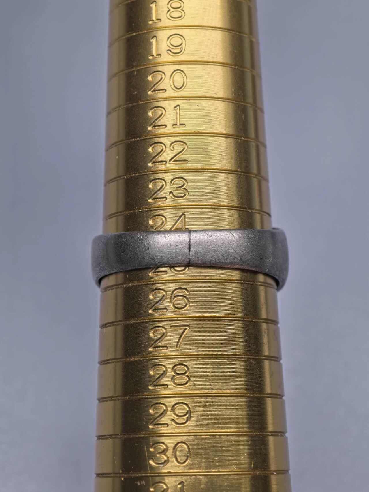 小驴勋章奖章收藏4月11日周六晚六点拍卖（珍爱和平，收藏战争，铭记历史，勿忘国耻，忠党爱国。有偿代拍，送拍规则在简介最后，参拍须阅读规则后再参拍，关系到运费包装发货时效真假辨别等关键信息，拍卖时不再发原图，看大图店主微信码在拍卖店铺介绍里） 芬兰空军纪念戒指 银制珐琅 中心铜制 银标齐全 港码25号