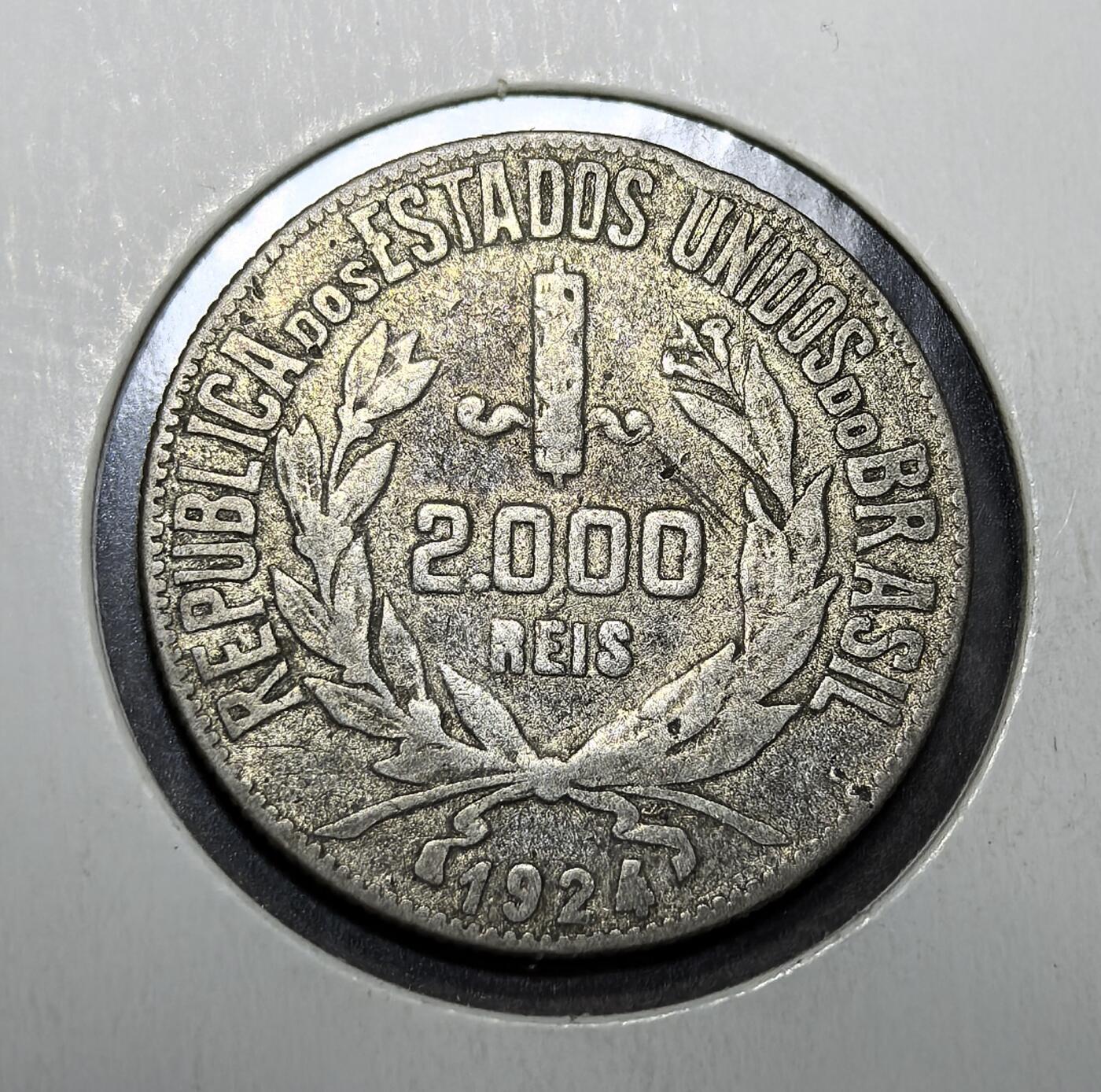 外国优质老铜币纪念币银币专场，周六晚上九点倒数截拍，满百包邮，周日发货,可寄存半年，喜欢朋友微信扫描二维码可直接参拍 巴西合众国1924年2000 瑞斯银币，1924-1934 年发行，铸于里约热内卢，是巴西帝国覆灭后共和时期流通银币，见证巴西近代货币体系与南美发展历程。