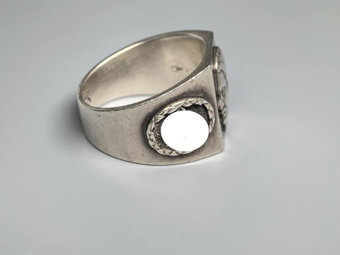 小驴勋章奖章收藏4月11日周六晚六点拍卖（珍爱和平，收藏战争，铭记历史，勿忘国耻，忠党爱国。有偿代拍，送拍规则在简介最后，参拍须阅读规则后再参拍，关系到运费包装发货时效真假辨别等关键信息，拍卖时不再发原图，看大图店主微信码在拍卖店铺介绍里） 现代工艺品 AH纪念戒指 银质珐琅 港码22号