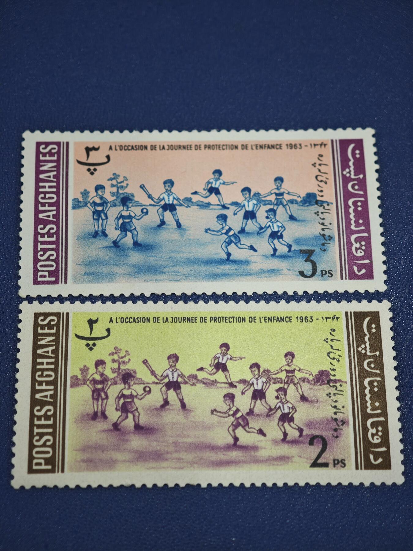 橙子收藏第八期(社会主义国家邮票专场) 阿富汗 1963年“保护儿童日”儿童运动主题邮票（2枚）1960年代的阿富汗处于查希尔国王的现代化改革时期，积极参与联合国的儿童保护项目，这枚邮票正是这一时期社会福利政策的体现。
