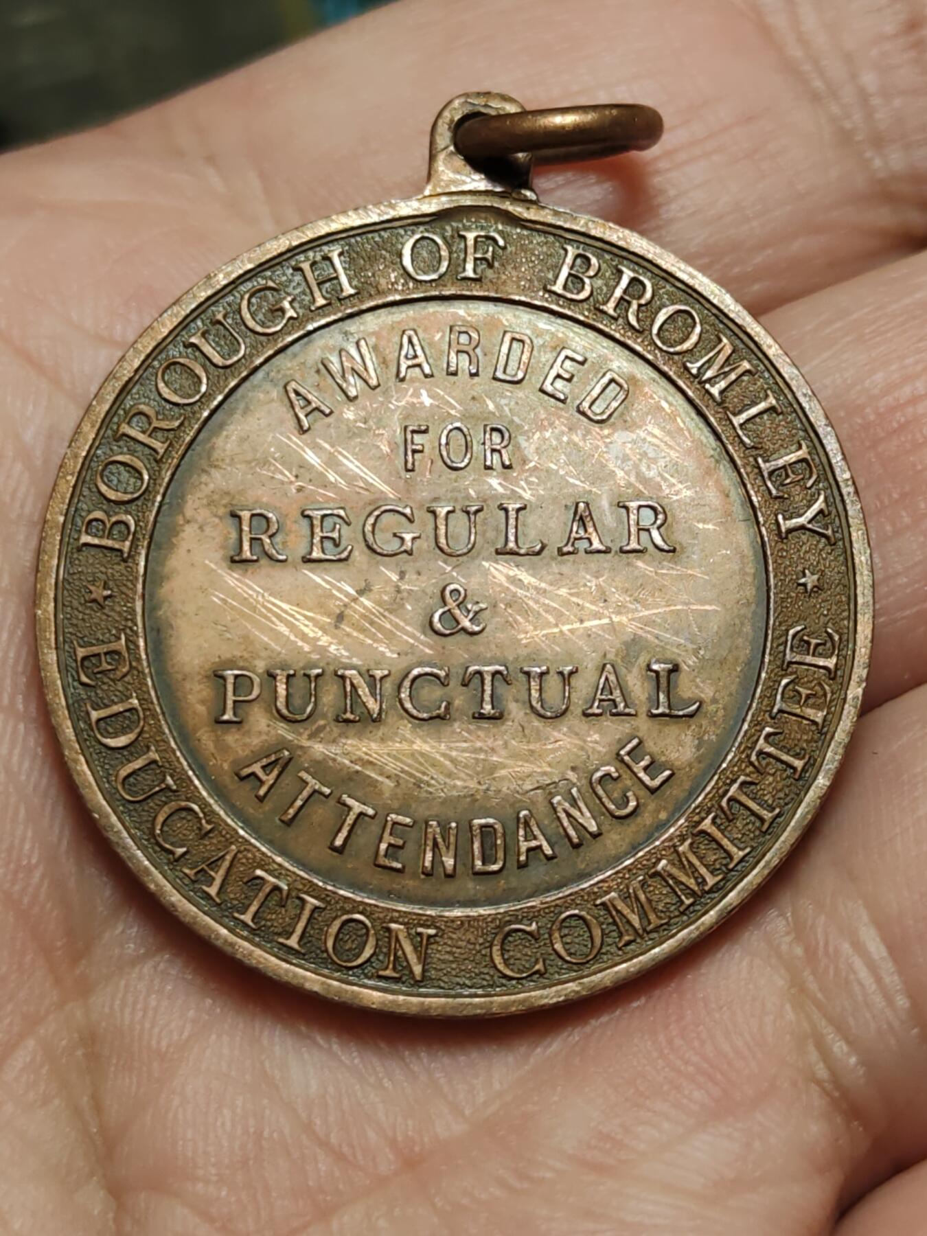 2026年第四十三场(总第二百一十二场）外国好品散币场(免佣金) 英国🇬🇧伦敦布罗姆利区（Borough of Bromley）教育委员会颁发的学生出勤全勤铜质奖章，约十九世纪末至二十世纪初，直径32mm，重13.68克