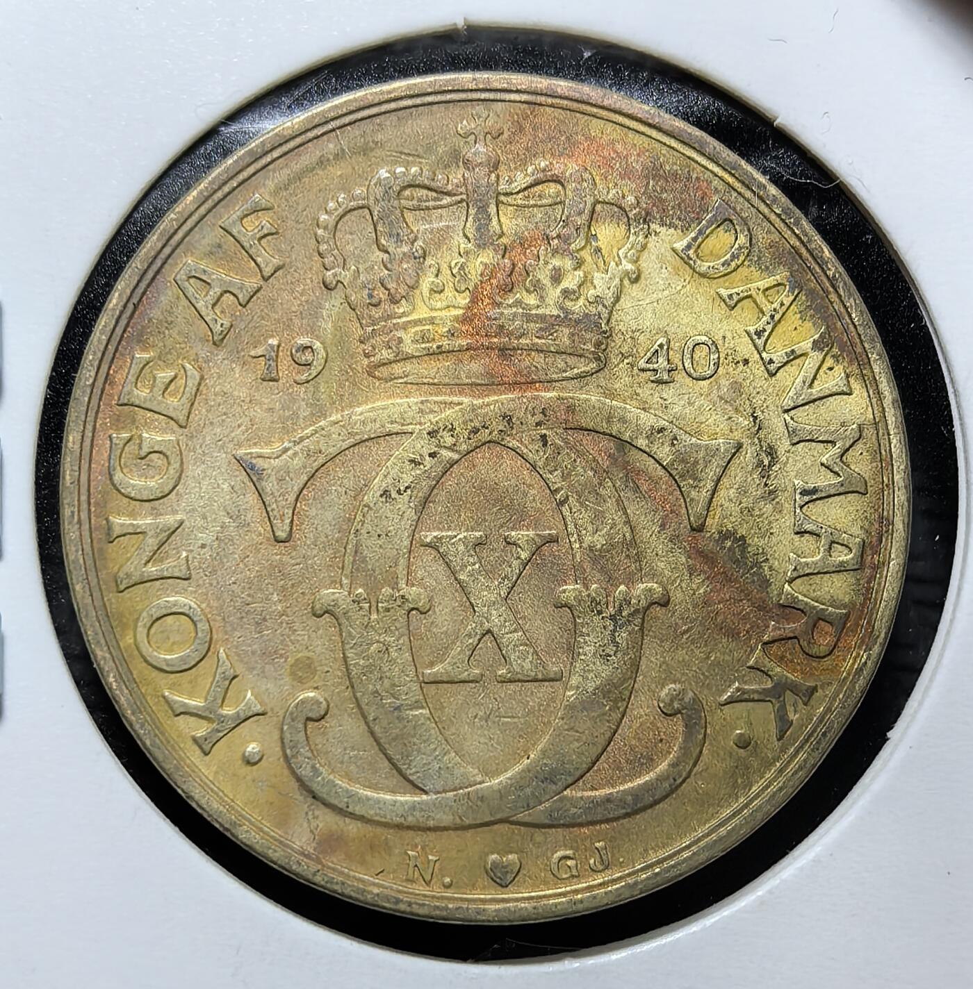 外国优质老铜币纪念币银币专场，周六晚上九点倒数截拍，满百包邮，周日发货,可寄存半年，喜欢朋友微信扫描二维码可直接参拍 丹麦国王克里斯蒂安十世1940 年 2 克朗铜币。正面为国王花押，背面是王冠纹章，二战丹麦被占领期仍流通，见证丹麦战时货币史与君主制传承。