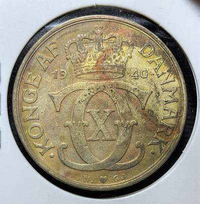 外国优质老铜币纪念币银币专场，周六晚上九点倒数截拍，满百包邮，周日发货,可寄存半年，喜欢朋友微信扫描二维码可直接参拍 - 丹麦国王克里斯蒂安十世1940 年 2 克朗铜币。正面为国王花押，背面是王冠纹章，二战丹麦被占领期仍流通，见证丹麦战时货币史与君主制传承。