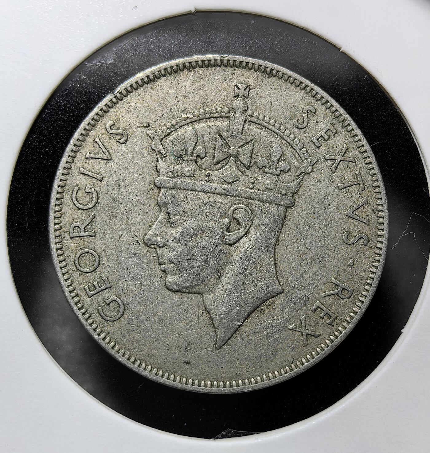 外国优质老铜币纪念币银币专场，周六晚上九点倒数截拍，满百包邮，周日发货,可寄存半年，喜欢朋友微信扫描二维码可直接参拍 英属1950年东非 1 先令，发行于乔治六世时期，正面为国王侧像，背面以象征东非的雄狮与乞力马扎罗山为设计，是英属东非货币体系的核心流通币，承载英国殖民东非、战后非洲殖民格局与货币史。