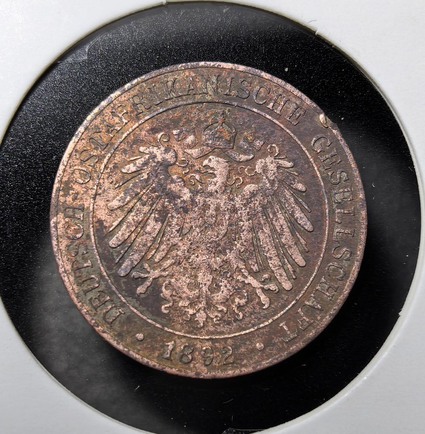 外国优质老铜币纪念币银币专场，周六晚上九点倒数截拍，满百包邮，周日发货,可寄存半年，喜欢朋友微信扫描二维码可直接参拍 德属东非1892年1派沙铜币，由德国东非公司发行，是德国殖民东非（今坦桑尼亚等地区）的首套流通辅币。该币以德语国名与帝国鹰徽彰显殖民主权，同时用阿拉伯文标注面值适配当地流通，是 19 世纪末德国海外殖民扩张、殖民货币体系建立的实物见证，1892 年为该版关门年份。