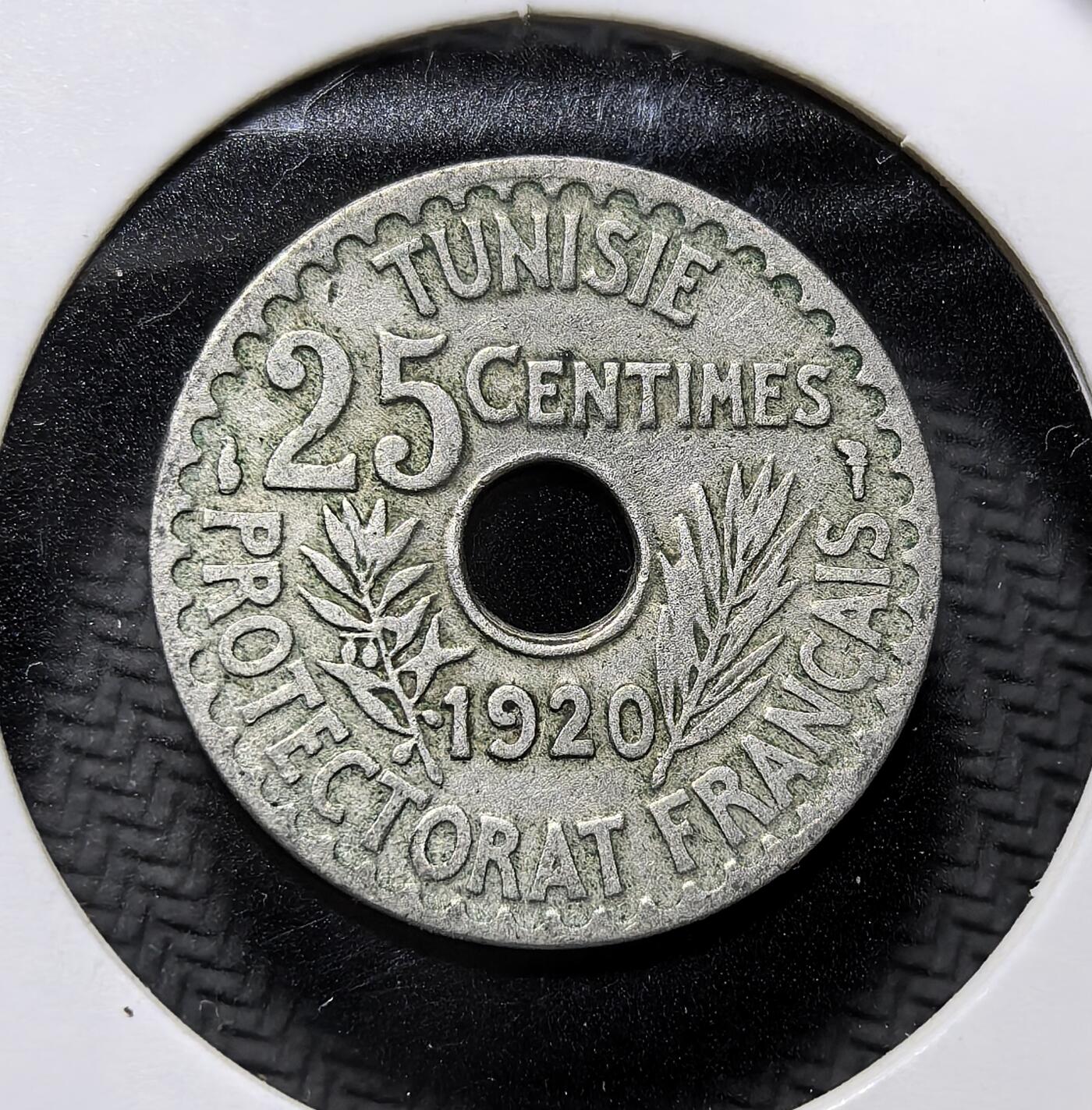 外国优质老铜币纪念币银币专场，周六晚上九点倒数截拍，满百包邮，周日发货,可寄存半年，喜欢朋友微信扫描二维码可直接参拍 法属突尼斯保护国1920 年25 分，正面为法语殖民铭文，背面铸阿拉伯文面值，是法国殖民北非时期的流通币，见证殖民史与阿拉伯文化融合