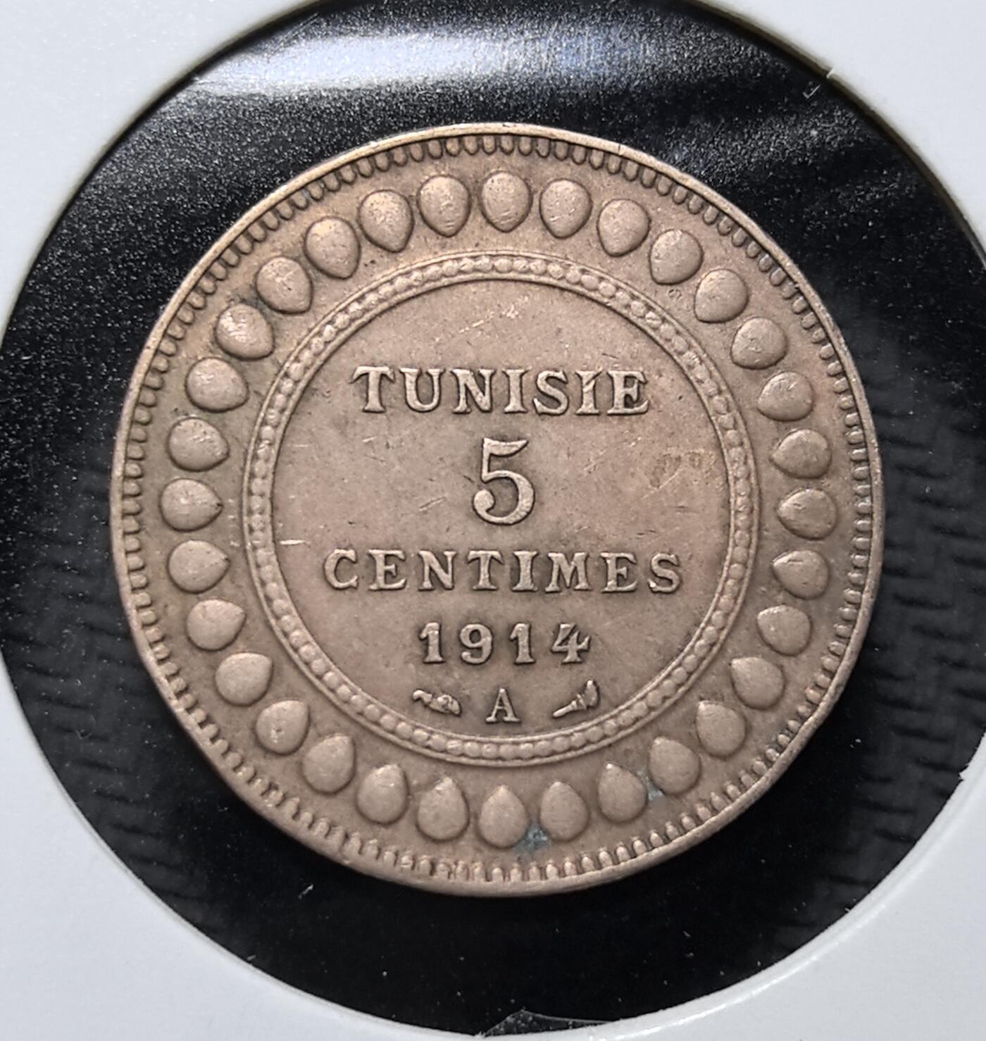 外国优质老铜币纪念币银币专场，周六晚上九点倒数截拍，满百包邮，周日发货,可寄存半年，喜欢朋友微信扫描二维码可直接参拍 法属突尼斯1914年5 生丁铜币。正面为法语面值，背面是阿拉伯文铭文与橄榄枝，沿用法式钱币设计并融入阿拉伯文元素，是法属北非钱币体系的经典代表，也是近代殖民史的实物佐证。