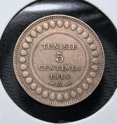 外国优质老铜币纪念币银币专场，周六晚上九点倒数截拍，满百包邮，周日发货,可寄存半年，喜欢朋友微信扫描二维码可直接参拍 - 法属突尼斯1914年5 生丁铜币。正面为法语面值，背面是阿拉伯文铭文与橄榄枝，沿用法式钱币设计并融入阿拉伯文元素，是法属北非钱币体系的经典代表，也是近代殖民史的实物佐证。