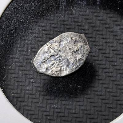 外国优质老铜币纪念币银币专场，周六晚上九点倒数截拍，满百包邮，周日发货,可寄存半年，喜欢朋友微信扫描二维码可直接参拍 - 俄罗斯16 世纪伊凡雷帝银戈比（копейка）打制币，又称 “丝钱”，以银线锤打制成，是沙俄首次统一货币改革的产物，见证莫斯科大公国向沙皇俄国过渡的历史。