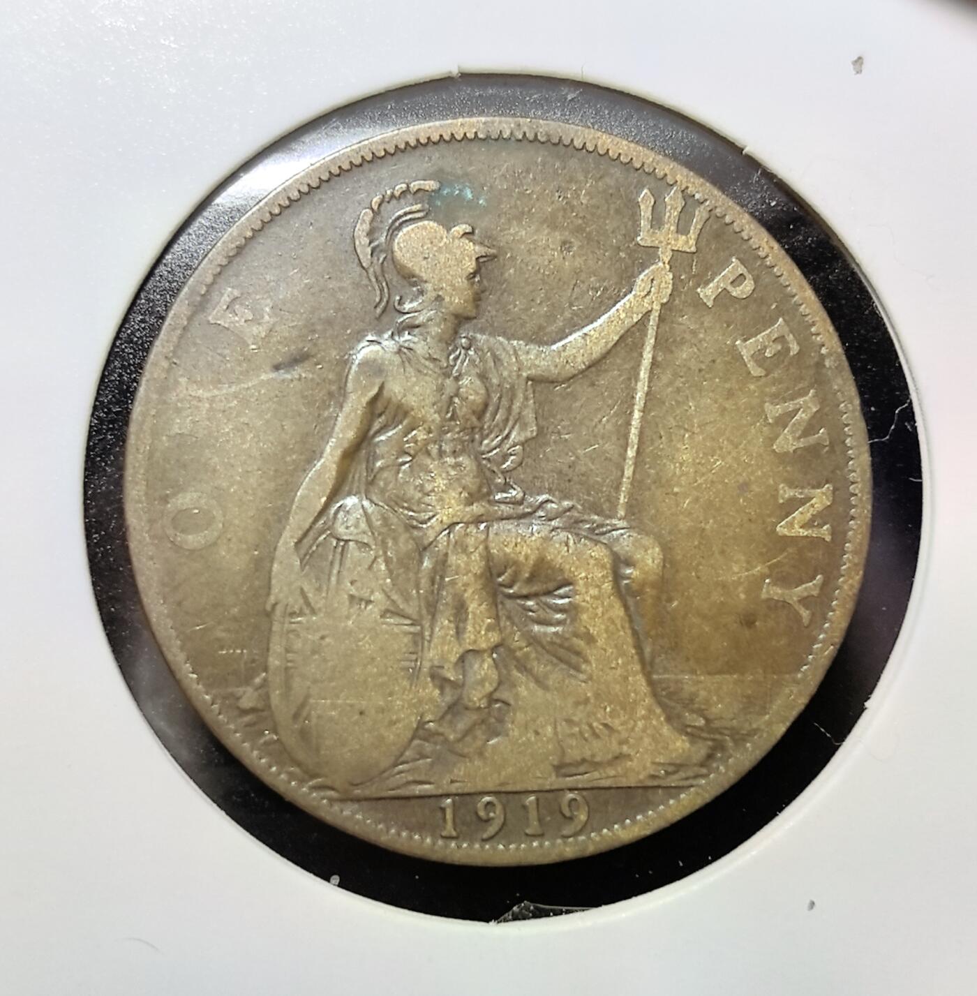 外国优质老铜币纪念币银币专场，周六晚上九点倒数截拍，满百包邮，周日发货,可寄存半年，喜欢朋友微信扫描二维码可直接参拍 英国1919 年1 便士铜币，乔治五世统治时期，是一战结束后英国本土核心流通辅币。背面的不列颠女神是英国海权与殖民霸权的象征，该币见证了一战后英国从战时经济转向和平发展、英帝国版图达到巅峰的历史阶段，是英国近代钱币收藏的经典品种。