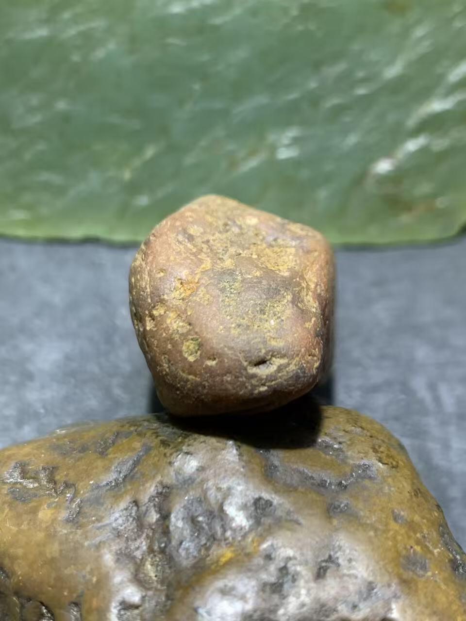 精美红皮蒙头料南红玛瑙原石一颗，