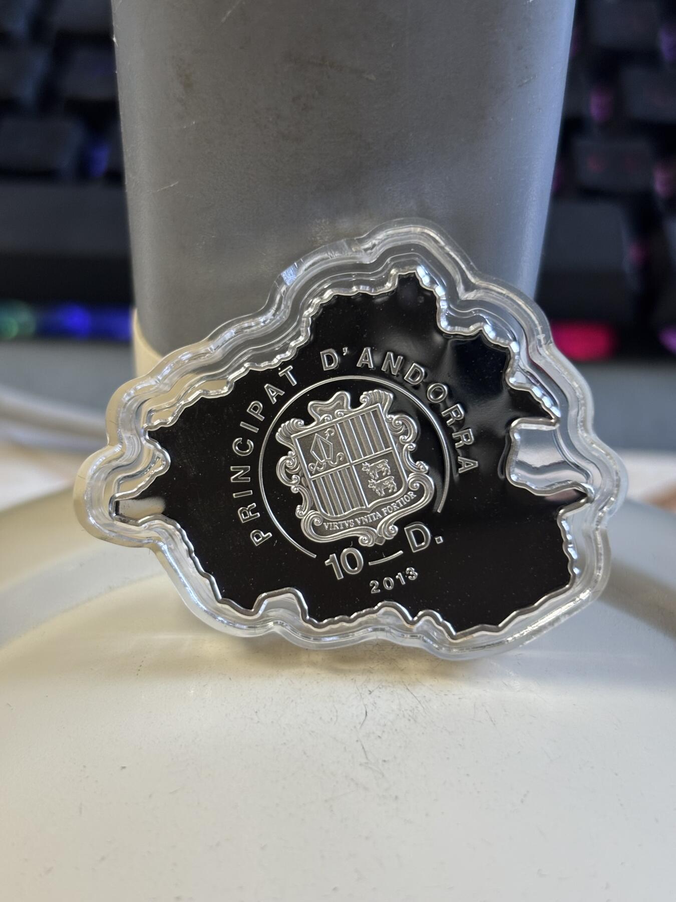 第197期拍卖 安道尔2013年自然宝藏系列旱獭地图形彩色银币，1盎司999银，发行3000枚，皮盒脱皮，银价584