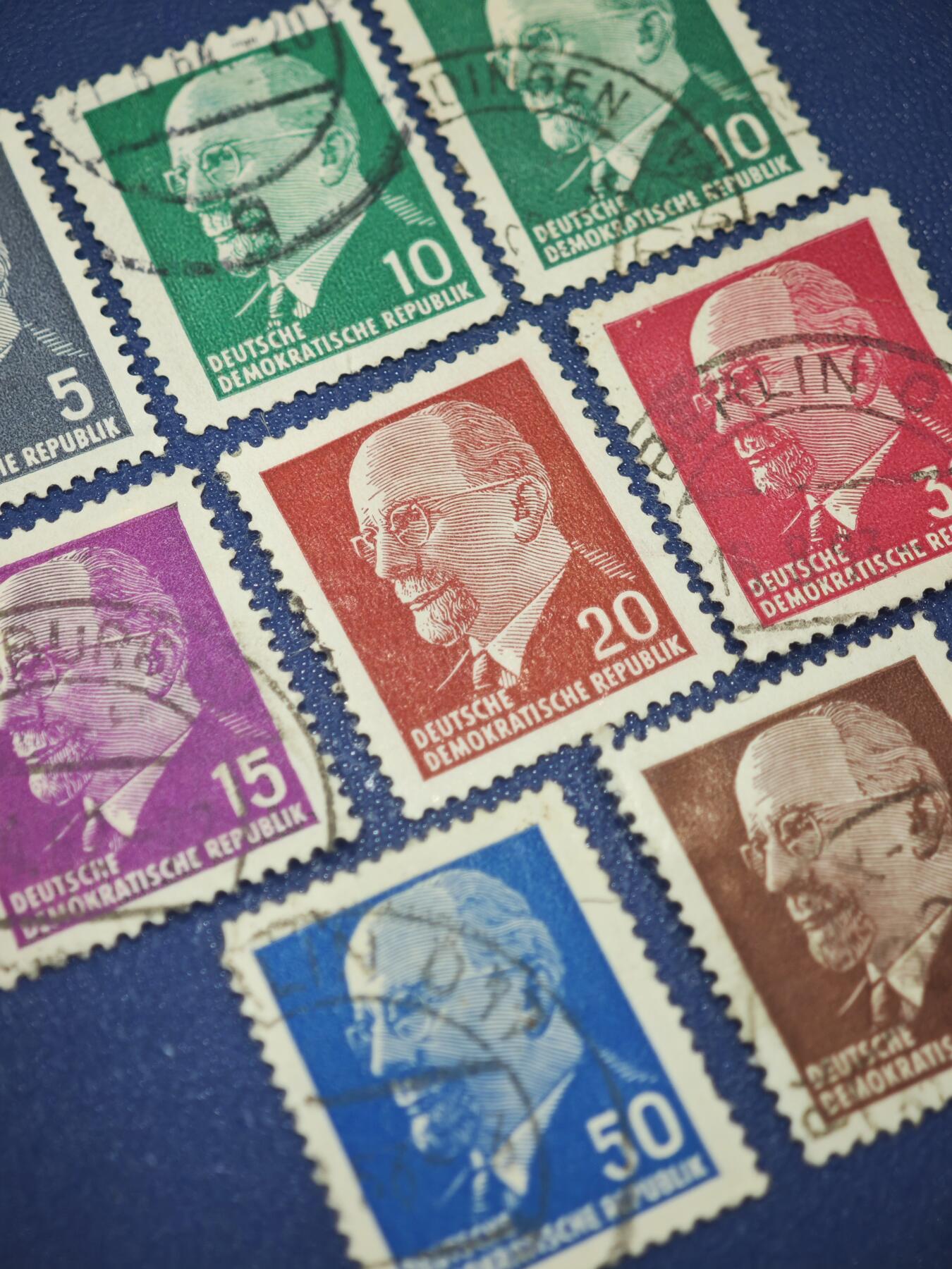 橙子收藏第八期(社会主义国家邮票专场) 东德1961-1963年 乌布利希普通邮票  这8枚邮票均出自德意志民主共和国（东德）在1961年至1963年期间发行的普通邮票（Dienstmarken/Marken der Allgemeinen Ausgabe），主图案为时任德国统一社会党（SED）总书记、德国总统瓦尔特·乌布利希（Walter Ulbricht）。    