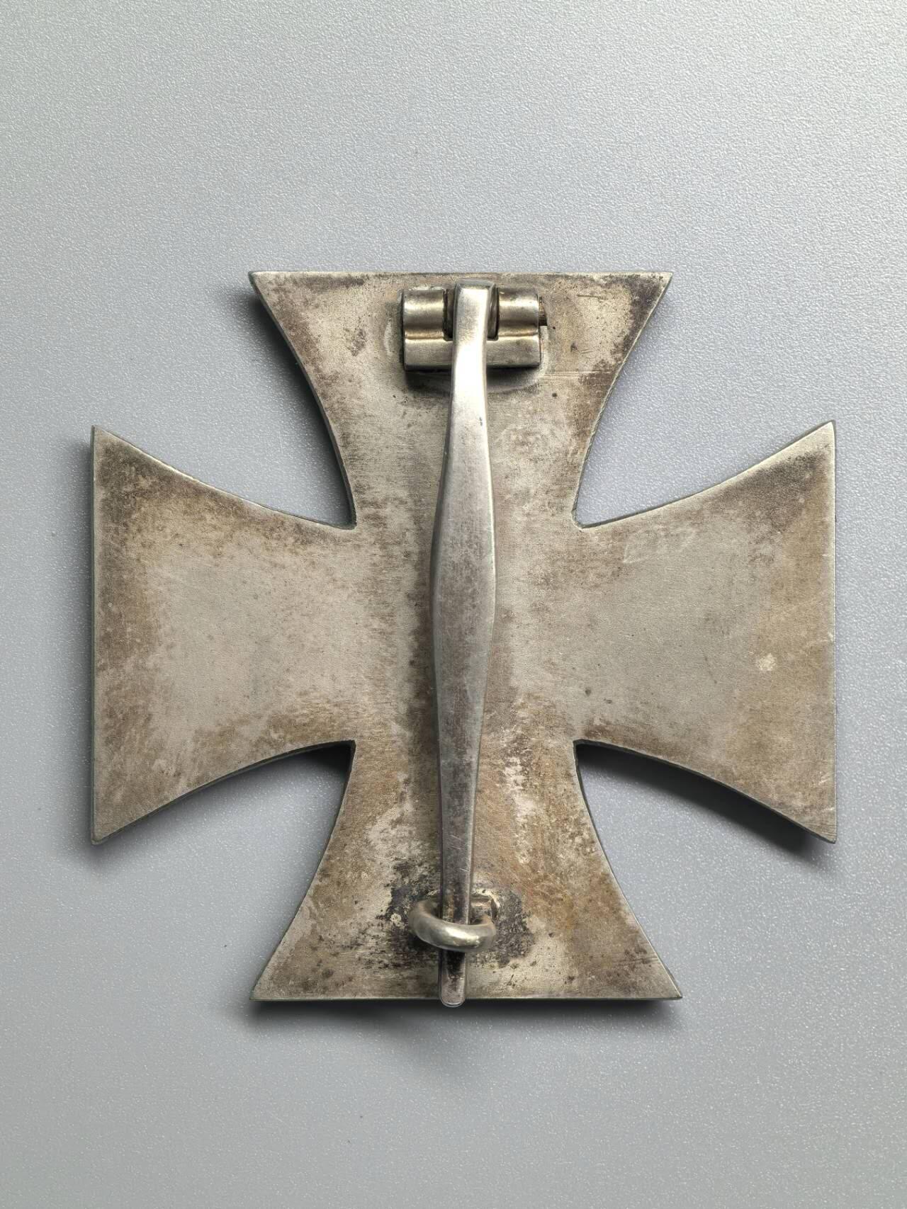 小驴勋章奖章收藏4月11日周六晚六点拍卖（珍爱和平，收藏战争，铭记历史，勿忘国耻，忠党爱国。有偿代拍，送拍规则在简介最后，参拍须阅读规则后再参拍，关系到运费包装发货时效真假辨别等关键信息，拍卖时不再发原图，看大图店主微信码在拍卖店铺介绍里） 德国WWII一级铁十字勋章，RS厂制作