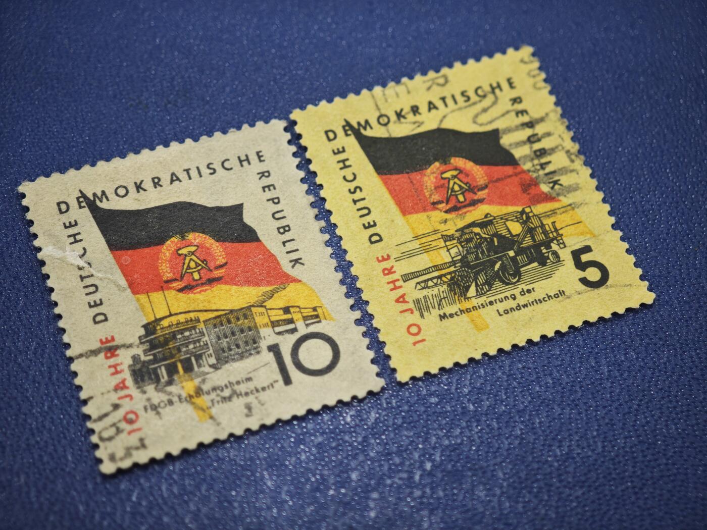 橙子收藏第八期(社会主义国家邮票专场) 东德1959年建国10周年纪念邮票（两枚）这两枚邮票是德意志民主共和国（DDR，东德）于1959年10月6日发行的建国10周年（1949-1959）纪念系列中的两枚，主题分别展现了东德社会主义建设的不同侧面。   