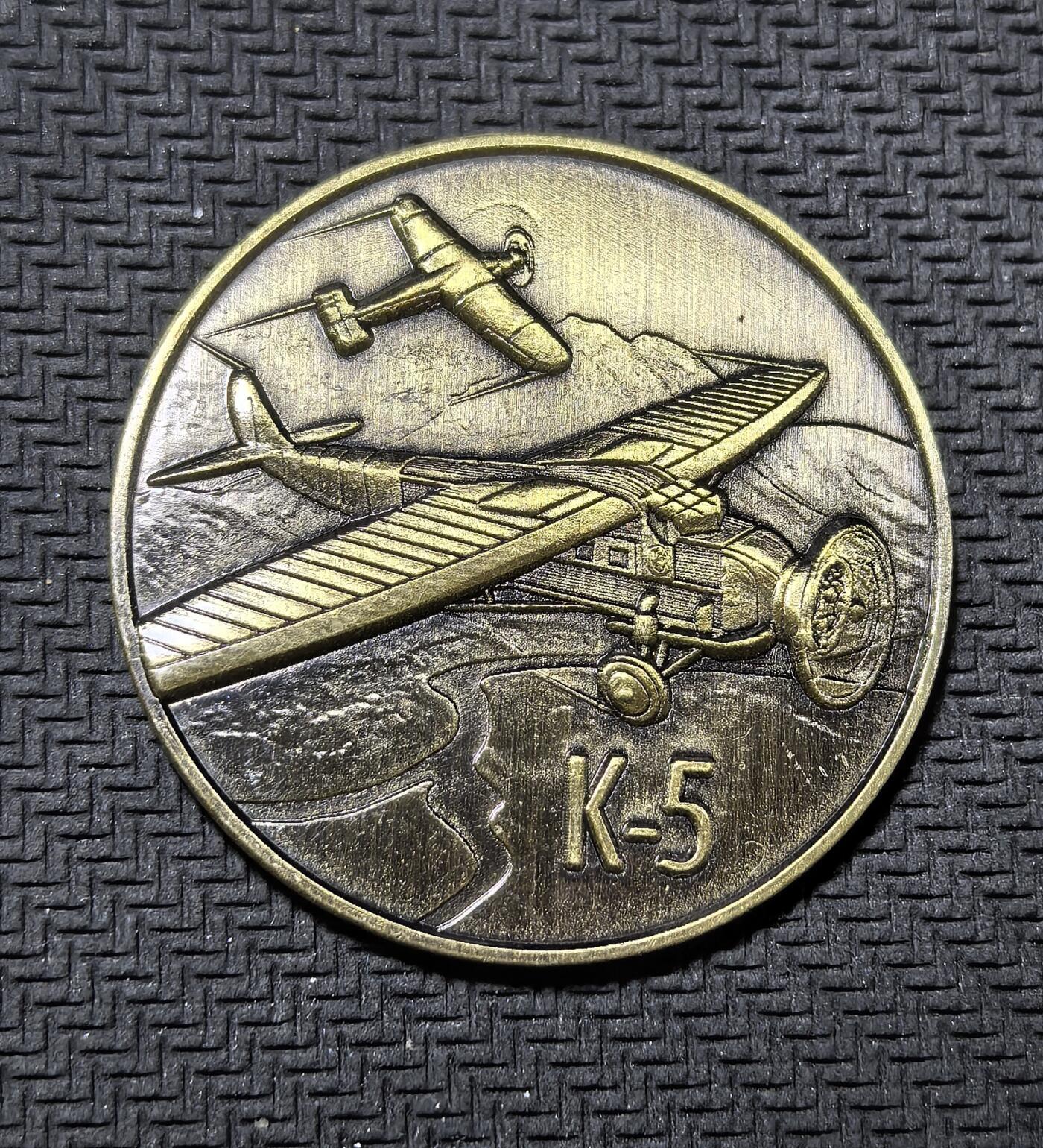 外国优质老铜币纪念币银币专场，周六晚上九点倒数截拍，满百包邮，周日发货,可寄存半年，喜欢朋友微信扫描二维码可直接参拍 苏联 K-5客机纪念章，正面绘有该机侧视图，背面标注其 1929-1940 年服役参数，是苏联首款量产客运飞机，见证苏联早期民航发展史。